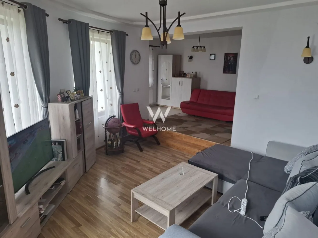 Casa solara si spatioasa, curte 700 mp - Cisnadie - Sibiu - Va propunem spre vanzare o casa solara, expozitie sudica situata in Cisnadie

Casa este construita pe un teren de 794 mp concesionat de la Primaria Cisnadie pe durata constructiei.
Terenul se poate cumpara.
In pretul casei este inclus inca un teren de 200 mp lipit de cel pe care este construita casa.

Suprafata utila a casei este de 195 mp + terasa 20 mp + pivnita 20 mp + 2 balcoane

Casa este izolata pe exterior cu vata bazaltica

Utilitati: apa, canaalizare, gaze naturale, curent, internet.

Pret: 300000 euro.
