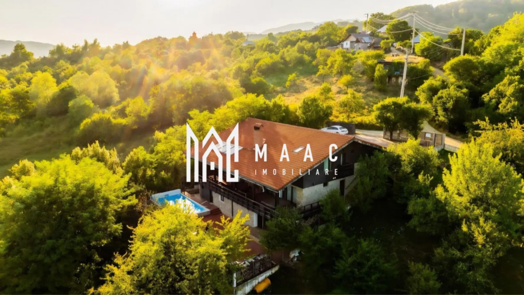 Pensiune turistică 5★ de vânzare în Băile Olănești | Proprietate premium - MAAC IMOBILIARE vă propune spre vânzare o proprietate deosebită, situată în stațiunea Băile Olănești, una dintre cele mai apreciate destinații turistice din România, renumită pentru aerul curat și izvoarele sale minerale.
Această vilă turistică clasificată la standard de 5★ reprezintă alegerea ideală atât pentru o afacere profitabilă în domeniul turismului, cât și pentru o casă de vacanță exclusivistă sau locuință permanentă, fiind situată la doar aproximativ 35 de minute de Râmnicu Vâlcea.
Proprietatea este amplasată pe un teren generos de 850 mp, având o suprafață construită de 200 mp și o arie desfășurată de 300 mp, fiind compartimentată eficient pentru confort și funcționalitate.
Compartimentare și dotări:
6 camere spațioase, amenajate modern
Living generos, ideal pentru relaxare
Bucătărie complet echipată
Terasă exterioară cu grătar
Zonă de șezlonguri pentru relaxare
Facilități premium:
Piscină exterioară
Saună
Jacuzzi
Șemineu tip centrală în living
Confort și utilități:
Centrală pe lemne
Centrală electrică
Toate utilitățile disponibile
Proprietatea este perfect adaptată pentru a funcționa imediat ca pensiune turistică la cheie, beneficiind deja de clasificare oficială, dar oferă în același timp intimitatea și confortul unei locuințe private într-un cadru natural deosebit.
Datorită poziționării excelente și facilităților de top, această vilă reprezintă o investiție sigură și profitabilă, într-o zonă cu cerere turistică ridicată pe tot parcursul anului.
Pentru mai multe detalii și programări la vizionare, echipa MAAC IMOBILIARE vă stă la dispoziție!
CP3029231