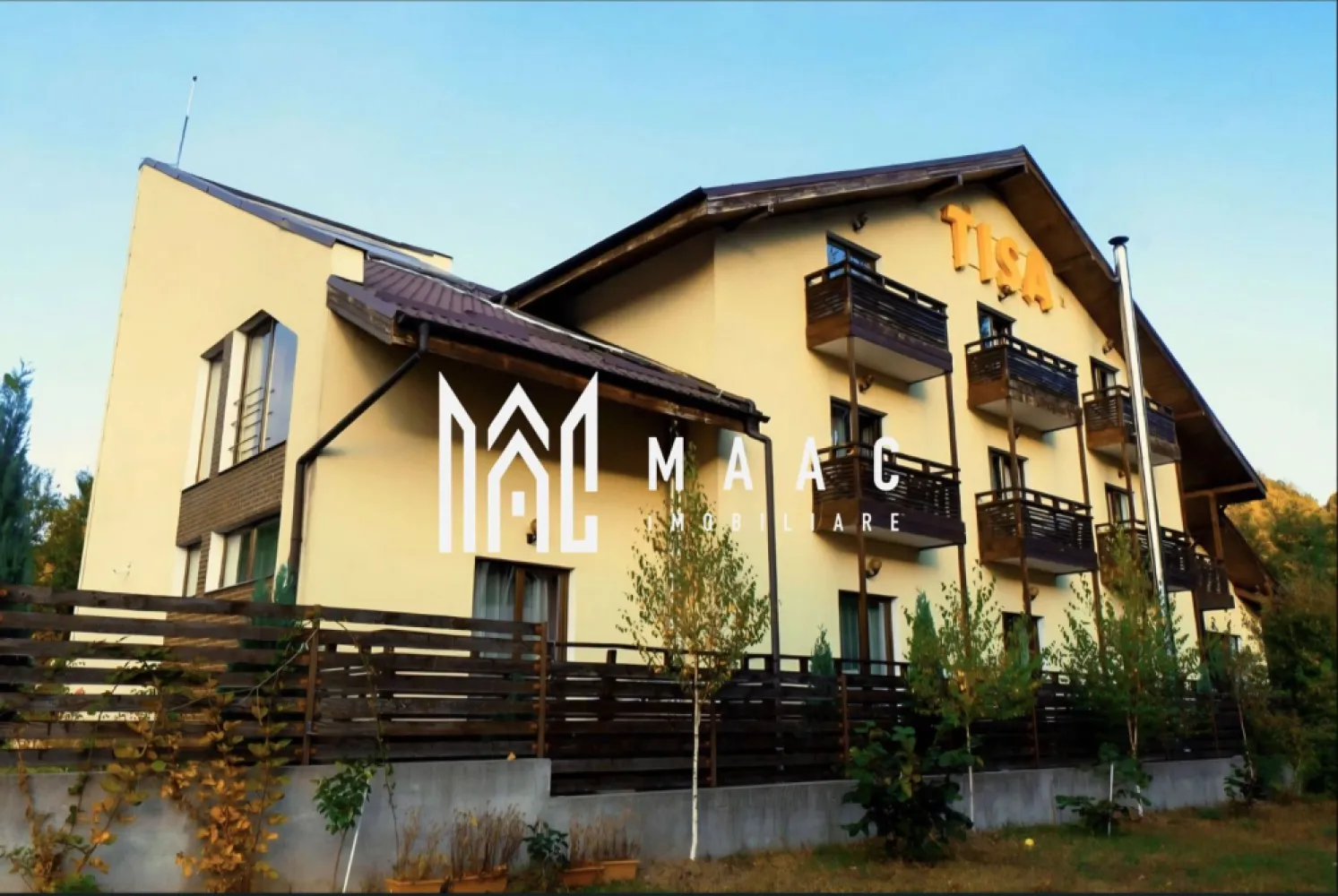 Vilă turistică premium 4★ de vânzare |Afacere la cheie |Ocnele Mari–lângă salina - MAAC IMOBILIARE vă propune spre vânzare o proprietate de excepție – vilă turistică clasificată, situată într-o zonă de interes major, la doar 250 metri de Salina Ocnele Mari, una dintre cele mai vizitate atracții din zonă.
Această proprietate reprezintă o oportunitate rară de investiție, fiind o afacere complet funcțională, vândută la cheie, cu toate autorizațiile obținute, inclusiv aviz ISU și certificare turistică.
Caracteristici generale:
Suprafață construită la sol: 320 mp
Suprafață desfășurată: 840 mp
Regim de înălțime: D+P+1E+M
Teren: 1240 mp (aprox. 1500 mp în utilizare)
Posibilitate de extindere a construcției
Compartimentare & facilități:
12 unități de cazare complet utilate:
10 camere spațioase
2 apartamente
toate dotate inclusiv cu bucătării proprii
Zonă restaurant dedicată
Spa & relaxare:
jacuzzi
saună
Parcare proprie
Grădină amenajată
Dotări tehnice & eficiență:
Sistem fotovoltaic 45 kW – costuri reduse de operare
2 pompe de căldură Ariston Nimbus heat pump
Centrală termică pe gaz
Centrală pe peleți
Proprietate optimizată pentru funcționare eficientă în orice sezon
Avantaje investiționale:
Locație turistică consacrată, cu flux constant de vizitatori
Clasificare turistică și toate autorizațiile – zero bătăi de cap
Capacitate mare de cazare + facilități premium
Posibilitate de dezvoltare ulterioară (extindere sau diversificare servicii)
Concluzie:
Această vilă reprezintă alegerea ideală pentru investitorii care caută o afacere profitabilă, stabilă și complet pregătită, într-o zonă turistică în continuă dezvoltare.
CP3029229