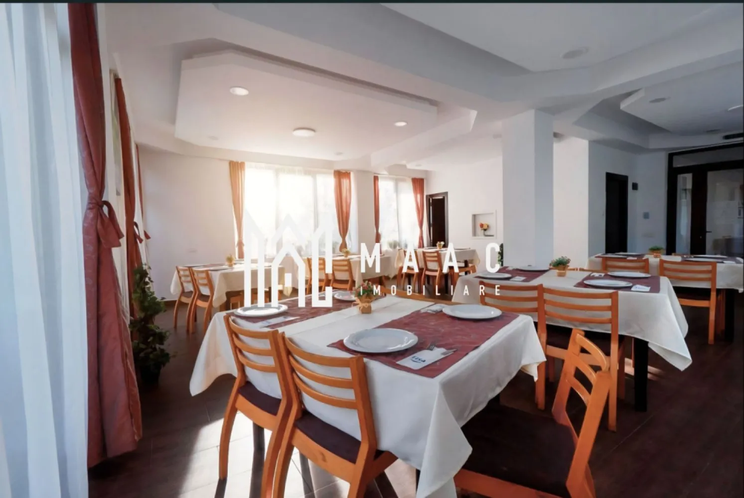 Vilă turistică premium 4★ de vânzare |Afacere la cheie |Ocnele Mari–lângă salina - MAAC IMOBILIARE vă propune spre vânzare o proprietate de excepție – vilă turistică clasificată, situată într-o zonă de interes major, la doar 250 metri de Salina Ocnele Mari, una dintre cele mai vizitate atracții din zonă.
Această proprietate reprezintă o oportunitate rară de investiție, fiind o afacere complet funcțională, vândută la cheie, cu toate autorizațiile obținute, inclusiv aviz ISU și certificare turistică.
Caracteristici generale:
Suprafață construită la sol: 320 mp
Suprafață desfășurată: 840 mp
Regim de înălțime: D+P+1E+M
Teren: 1240 mp (aprox. 1500 mp în utilizare)
Posibilitate de extindere a construcției
Compartimentare & facilități:
12 unități de cazare complet utilate:
10 camere spațioase
2 apartamente
toate dotate inclusiv cu bucătării proprii
Zonă restaurant dedicată
Spa & relaxare:
jacuzzi
saună
Parcare proprie
Grădină amenajată
Dotări tehnice & eficiență:
Sistem fotovoltaic 45 kW – costuri reduse de operare
2 pompe de căldură Ariston Nimbus heat pump
Centrală termică pe gaz
Centrală pe peleți
Proprietate optimizată pentru funcționare eficientă în orice sezon
Avantaje investiționale:
Locație turistică consacrată, cu flux constant de vizitatori
Clasificare turistică și toate autorizațiile – zero bătăi de cap
Capacitate mare de cazare + facilități premium
Posibilitate de dezvoltare ulterioară (extindere sau diversificare servicii)
Concluzie:
Această vilă reprezintă alegerea ideală pentru investitorii care caută o afacere profitabilă, stabilă și complet pregătită, într-o zonă turistică în continuă dezvoltare.
CP3029229