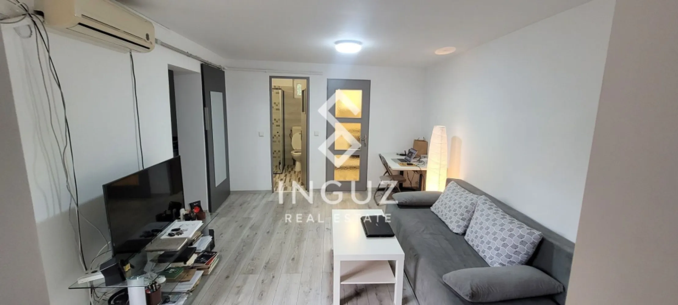 Apartament 2 camere de închiriat situat în zona Bulevardul Ferdinand I - Apartament 2 camere de închiriat situat în zona Bulevardul Ferdinand I.

Preț: 400 €/lună
Tip: apartament 2 camere
Suprafață utilă: 42 m²
Compartimentare: nedecomandat
An construcție: după 2000
Etaj: parter
Stare: bună, gata de mutare

Descriere:
Se oferă spre închiriere un apartament de 2 camere, situat într-o zonă accesibilă și bine conectată a orașului. Locuința are o suprafață de 42 m² și este compartimentată nedecomandat, oferind un spațiu eficient pentru locuit. Este potrivită pentru o persoană sau un cuplu.

Apartamentul beneficiază de acces rapid către mijloace de transport în comun, magazine, farmacii, școli și alte facilități urbane. Poziționarea la parter oferă acces facil, fiind ideală inclusiv pentru persoane care preferă evitarea etajelor superioare.

Dotări și avantaje:

spațiu bine optimizat
acces rapid la transport public
zonă cu multiple puncte de interes
ideal pentru locuire imediată
potrivit pentru rezidențial pe termen lung

Mențiuni:
o lună chirie + o lună garanție. 
50% Commission 

Contact:
0774017567 / 0724922092
Inguz Real Estate - انجاز العقارية
Website: https://inguzrealestate.com
