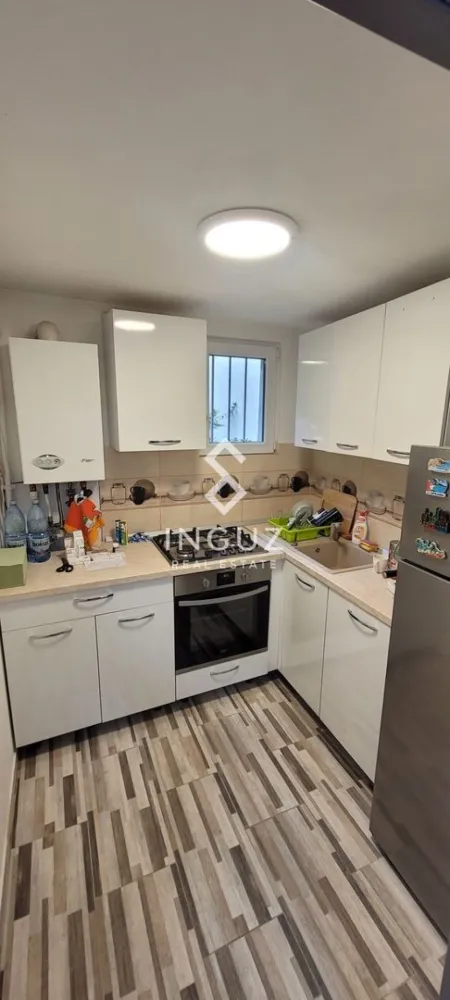 Apartament 2 camere de închiriat situat în zona Bulevardul Ferdinand I - Apartament 2 camere de închiriat situat în zona Bulevardul Ferdinand I.

Preț: 400 €/lună
Tip: apartament 2 camere
Suprafață utilă: 42 m²
Compartimentare: nedecomandat
An construcție: după 2000
Etaj: parter
Stare: bună, gata de mutare

Descriere:
Se oferă spre închiriere un apartament de 2 camere, situat într-o zonă accesibilă și bine conectată a orașului. Locuința are o suprafață de 42 m² și este compartimentată nedecomandat, oferind un spațiu eficient pentru locuit. Este potrivită pentru o persoană sau un cuplu.

Apartamentul beneficiază de acces rapid către mijloace de transport în comun, magazine, farmacii, școli și alte facilități urbane. Poziționarea la parter oferă acces facil, fiind ideală inclusiv pentru persoane care preferă evitarea etajelor superioare.

Dotări și avantaje:

spațiu bine optimizat
acces rapid la transport public
zonă cu multiple puncte de interes
ideal pentru locuire imediată
potrivit pentru rezidențial pe termen lung

Mențiuni:
o lună chirie + o lună garanție. 
50% Commission 

Contact:
0774017567 / 0724922092
Inguz Real Estate - انجاز العقارية
Website: https://inguzrealestate.com