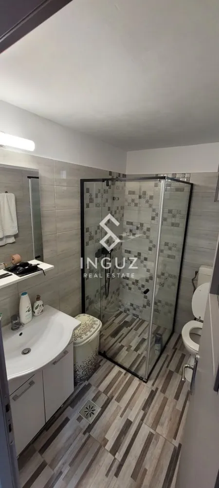Apartament 2 camere de închiriat situat în zona Bulevardul Ferdinand I - Apartament 2 camere de închiriat situat în zona Bulevardul Ferdinand I.

Preț: 400 €/lună
Tip: apartament 2 camere
Suprafață utilă: 42 m²
Compartimentare: nedecomandat
An construcție: după 2000
Etaj: parter
Stare: bună, gata de mutare

Descriere:
Se oferă spre închiriere un apartament de 2 camere, situat într-o zonă accesibilă și bine conectată a orașului. Locuința are o suprafață de 42 m² și este compartimentată nedecomandat, oferind un spațiu eficient pentru locuit. Este potrivită pentru o persoană sau un cuplu.

Apartamentul beneficiază de acces rapid către mijloace de transport în comun, magazine, farmacii, școli și alte facilități urbane. Poziționarea la parter oferă acces facil, fiind ideală inclusiv pentru persoane care preferă evitarea etajelor superioare.

Dotări și avantaje:

spațiu bine optimizat
acces rapid la transport public
zonă cu multiple puncte de interes
ideal pentru locuire imediată
potrivit pentru rezidențial pe termen lung

Mențiuni:
o lună chirie + o lună garanție. 
50% Commission 

Contact:
0774017567 / 0724922092
Inguz Real Estate - انجاز العقارية
Website: https://inguzrealestate.com