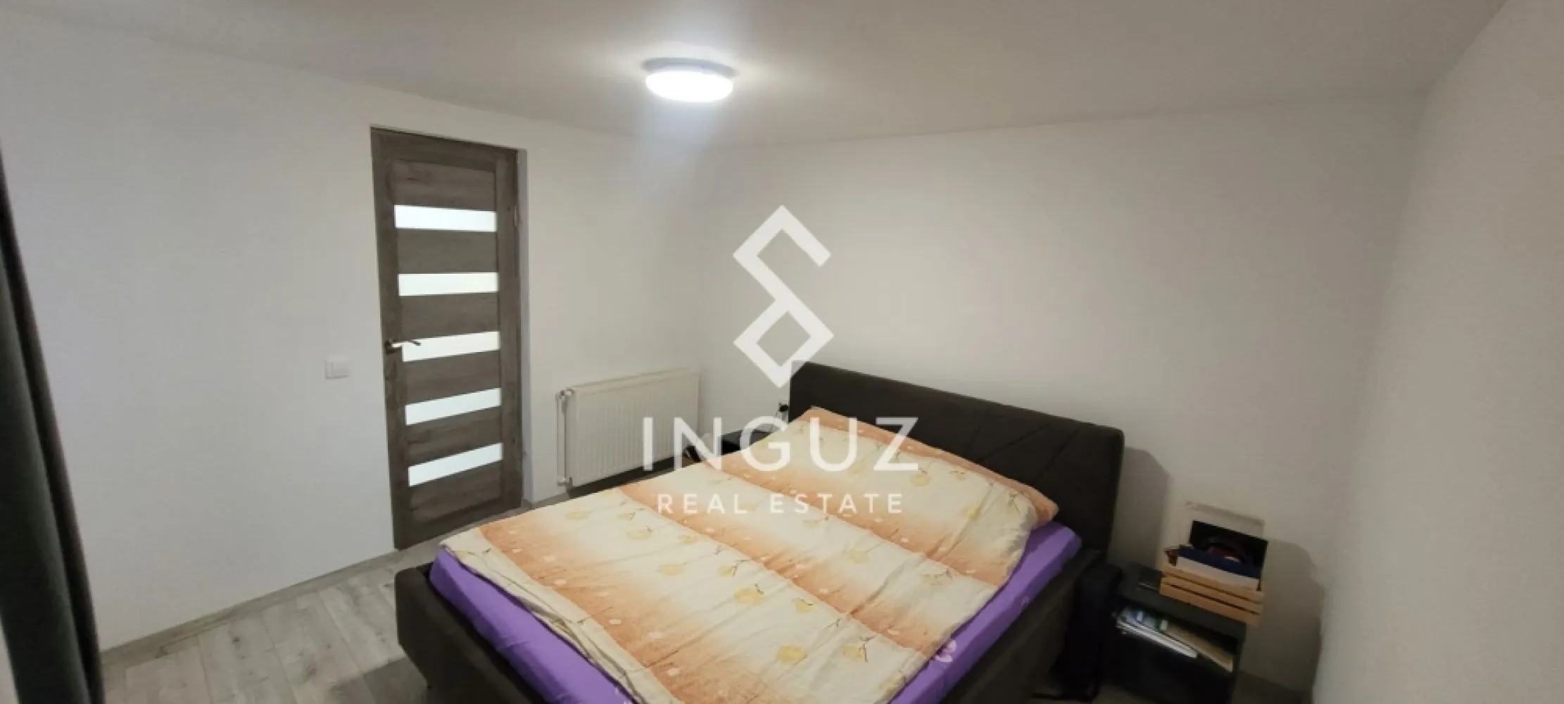 Apartament 2 camere de închiriat situat în zona Bulevardul Ferdinand I - Apartament 2 camere de închiriat situat în zona Bulevardul Ferdinand I.

Preț: 400 €/lună
Tip: apartament 2 camere
Suprafață utilă: 42 m²
Compartimentare: nedecomandat
An construcție: după 2000
Etaj: parter
Stare: bună, gata de mutare

Descriere:
Se oferă spre închiriere un apartament de 2 camere, situat într-o zonă accesibilă și bine conectată a orașului. Locuința are o suprafață de 42 m² și este compartimentată nedecomandat, oferind un spațiu eficient pentru locuit. Este potrivită pentru o persoană sau un cuplu.

Apartamentul beneficiază de acces rapid către mijloace de transport în comun, magazine, farmacii, școli și alte facilități urbane. Poziționarea la parter oferă acces facil, fiind ideală inclusiv pentru persoane care preferă evitarea etajelor superioare.

Dotări și avantaje:

spațiu bine optimizat
acces rapid la transport public
zonă cu multiple puncte de interes
ideal pentru locuire imediată
potrivit pentru rezidențial pe termen lung

Mențiuni:
o lună chirie + o lună garanție. 
50% Commission 

Contact:
0774017567 / 0724922092
Inguz Real Estate - انجاز العقارية
Website: https://inguzrealestate.com