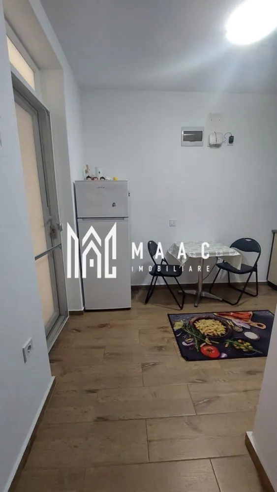 Garsonieră | Modernă | Complet utilată | Cartierul Arhitecților - MAAC Imobiliare vă propune spre vânzare o garsonieră practică și bine compartimentată, ideală pentru locuit sau investiție.

Caracteristici principale
• spațiu de locuit confortabil și eficient organizat
• cameră luminoasă, cu finisaje moderne
• pardoseală din gresie și pereți în culori neutre
• mobilier contemporan

Compartimentare și dotări
• baie finisată cu faianță, dotată cu cabină de duș
• bucătărie practică, cu design simplu și funcțional
• încălzire în pardoseală

Localizare și avantaje
• amplasată într-o zonă urbană bine conectată
• acces facil către magazine, școli, farmacii și restaurante
• mijloace de transport în comun în apropiere
• vedere către stradă

 Pentru mai multe detalii sau pentru programarea unei vizionări, vă rugăm să ne contactați și să menționați ID-ul proprietății: CP3033220.