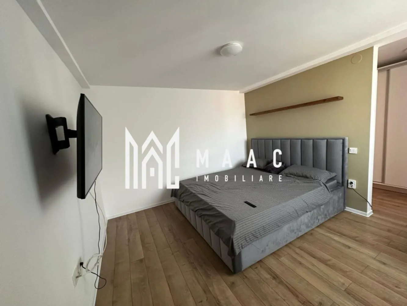 Casă modernă 3 camere | 2 băi | Panouri solare | Curte proprie | Șelimbăr - MAAC Imobiliare vă prezintă o casă modernă, eficientă energetic, situată în Șelimbăr, la doar 3 km de Shopping City Sibiu, ideală pentru o familie care își dorește confort și costuri reduse de întreținere.

Imobilul are o suprafață utilă de 90 mp, este dispus pe parter și etaj, beneficiind de o curte proprie de aproximativ 40 mp și 2 locuri de parcare amenajate în fața casei.

Compartimentare
Parter
Hol de acces
Baie de serviciu
Spațiu de depozitare
Living cu bucătărie open-space
Spațiu de depozitare sub scară
Etaj
Hol
2 dormitoare
Baie spațioasă cu cadă

Podul nu este mansardabil.

Dotări și beneficii
Panouri solare cu baterie – costuri reduse la utilități
Centrală termică pe gaz
Încălzire în pardoseală (bucătărie și baie etaj)
Aer condiționat
Bucătărie complet mobilată și utilată

Locuința este construită în anul 2019 și se remarcă prin compartimentarea eficientă și dotările moderne, fiind pregătită pentru mutare imediată.

Imobilul se predă partial mobilat.

Pentru mai multe detalii și programarea unei vizionări, vă rugăm să ne contactați telefonic și să menționați CP3033485.