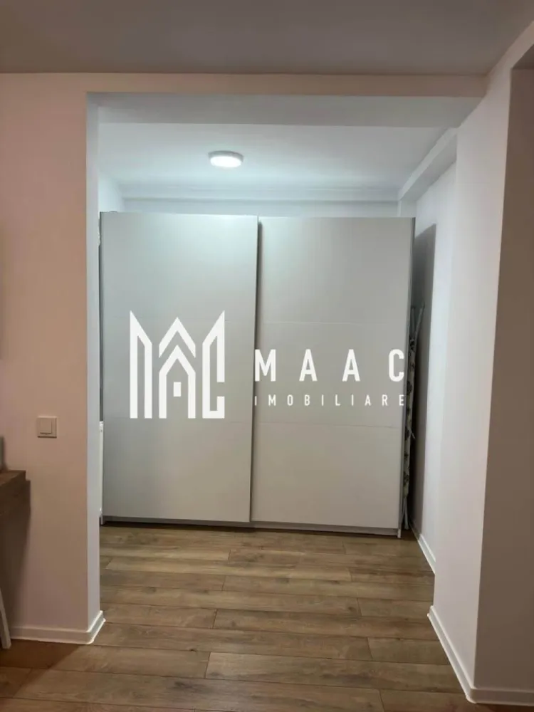 Casă modernă 3 camere | 2 băi | Panouri solare | Curte proprie | Șelimbăr - MAAC Imobiliare vă prezintă o casă modernă, eficientă energetic, situată în Șelimbăr, la doar 3 km de Shopping City Sibiu, ideală pentru o familie care își dorește confort și costuri reduse de întreținere.

Imobilul are o suprafață utilă de 90 mp, este dispus pe parter și etaj, beneficiind de o curte proprie de aproximativ 40 mp și 2 locuri de parcare amenajate în fața casei.

Compartimentare
Parter
Hol de acces
Baie de serviciu
Spațiu de depozitare
Living cu bucătărie open-space
Spațiu de depozitare sub scară
Etaj
Hol
2 dormitoare
Baie spațioasă cu cadă

Podul nu este mansardabil.

Dotări și beneficii
Panouri solare cu baterie – costuri reduse la utilități
Centrală termică pe gaz
Încălzire în pardoseală (bucătărie și baie etaj)
Aer condiționat
Bucătărie complet mobilată și utilată

Locuința este construită în anul 2019 și se remarcă prin compartimentarea eficientă și dotările moderne, fiind pregătită pentru mutare imediată.

Imobilul se predă partial mobilat.

Pentru mai multe detalii și programarea unei vizionări, vă rugăm să ne contactați telefonic și să menționați CP3033485.