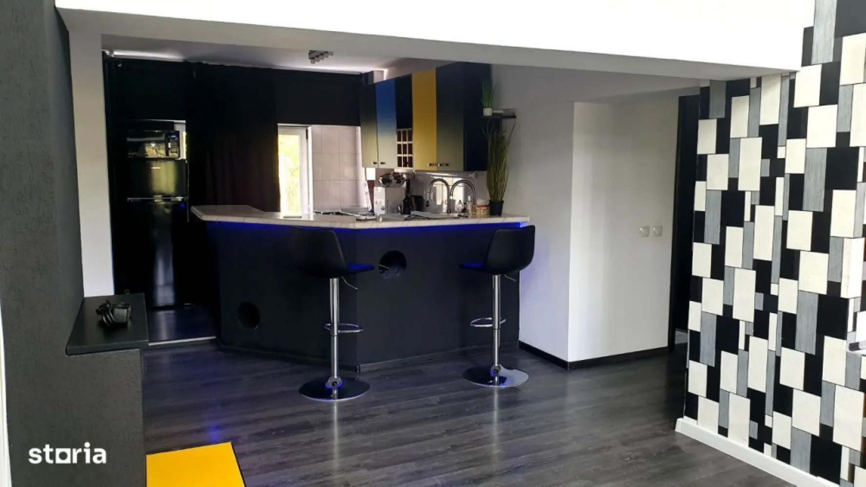 Apartament open space Unirii Goga • Home-Office • - : Unirii, O. Goga, Camera de Comert, Biblioteca Nationala - direct proprietar, 0% comision!
 
, cu bucatarie deschisa complet utilata. Barul - cu blat de marmura Carrara alba - confera un aer relaxat, da senzatia de puritate si curatenie, luminand si marind spatiul - solutia chic pentru bucataria, diningul si livingul modern al unui interior inedit.
• Poate fi folosit ca locuinta (de serviciu) sau home-office, birou, cabinet, studiou. Imobil mixt (locuinte + birouri).
 • Apartamentul poate fi personalizat/modificat si mobilat după scopurile, interesele și gusturile chiriașului.
 • Vedere mixta, foarte luminos.
• Ca nivel de finisaje dispune de: gresie, faianta, parchet, ferestre termopan, usa metalica la intrare.
• Dotari: Aer conditionat LG, masina de spalat rufe Whirlpool, aragaz mixt 4 arzatoare, hota, cuptor cu microunde Samsung, frigider, cafetiera, vesela completa, canapea 3 locuri JYSK, masa dining + 6 scaune catifea JYSK, biblioteca IKEA, draperii, pat dublu, noptiere, veioze, scaune bar, uscator par Rowenta, aspirator Samsung, etc 
 • Oglinzile aplicate in mod generos – un exercitiu vizual de imaginatie – sporesc senzatia de spatiu si aduc dinamism functional ca expansiune vizuala a spatiului.
 • Acces dublu stradal. Imobil (bloc) cu paza, supraveghere video 24/7.
 • Strazile si spatiile verzi bine amenajate cu mici parculete in apropierea imobilului. Zona linistita, etaj 1 din 8, bloc finalizat in 2001. 
• Acces facil la toate mijloacele de transport, magazine, piete, baruri, pub-uri, restaurante. Parcare disponibila in proximitate.
 
 bd. Octavian Goga nr. 4, bloc M26, scara 2, sector 3, 030982 – Bucureşti
 zona: Unirii, bd. Octavian Goga, Camera de Comert (CCIR), Biblioteca Nationala (BN), Teatrul National de Opereta, Tribunalul Bucuresti
 
s://maps.app.goo.gl/5suNRY2sdu9BvNdM6
s://maps.app.goo.gl/G8CkGyxGiUDrjer76
 
650 euro / luna + garantie  |  inchiriere direct propietar (fara comisioane)
 
apartamentul oglinzilor: viata e ca o oglinda... iti surade daca o privesti zambind!