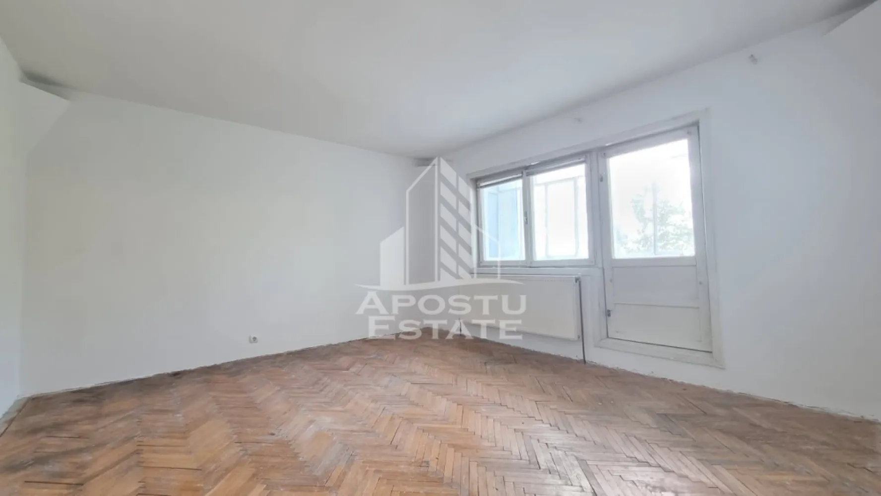 Apartament cu 3 camere, 2 bai, 2 balcoane, zona Calea Aradului - APOSTU ESTATE va propune spre vanzare un apartament decomandat cu 3 camere, 2 bai si 2 balcoane, situat la parterul unui imobildin zona Calea Aradului, localitatea Timisoara, Timis. La doar cateva minute fata de Iulius Mall Timisoara.

Apartamentul dispune de o suprafata de 65mpu si este compartimentat astfel:
- hol de acces in toate camerele
- living spatios si luminos cu acces la balconul inchis
- bucatarie cu acces la cel de-al 2lea balcon
- dormitor matrimonial
- dormitor 
- baie cu geam si cada
- baie mica

Confortul termic este asigurat de centrala proprie pe gaz. Apartament izolat interior.
 Apartamentul se vinde nemobilat.

Distante:
- Mijloc transport in comun la 5 minute de mers pe jos
- PROFI, farmacii si alte magazine la 5 minute de mers pe jos
- Iulius Mall la 12 minute de mers pe jos
- Piata Unirii la 7 minute cu masina.

Agentia imobiliara Apostu Estate va ofera consultanta bancara gratuita prin intermediul colaboratorilor nostri pentru alegerea celui mai potrivit tip de credit, astfel incat tu sa devi noul proprietar al acestui apartament.

Va asteptam cu drag la vizionare!