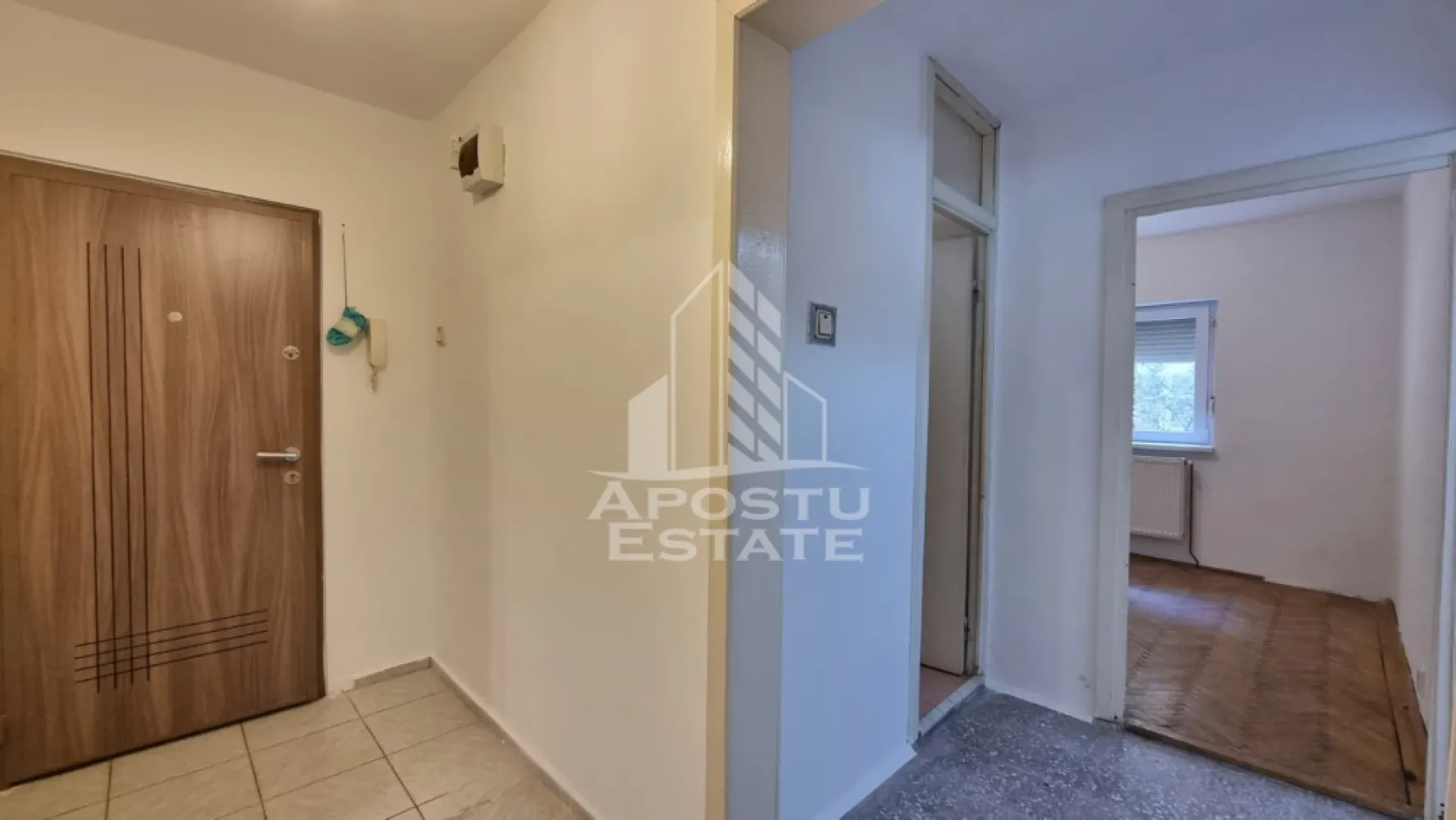 Apartament cu 3 camere, 2 bai, 2 balcoane, zona Calea Aradului - APOSTU ESTATE va propune spre vanzare un apartament decomandat cu 3 camere, 2 bai si 2 balcoane, situat la parterul unui imobildin zona Calea Aradului, localitatea Timisoara, Timis. La doar cateva minute fata de Iulius Mall Timisoara.

Apartamentul dispune de o suprafata de 65mpu si este compartimentat astfel:
- hol de acces in toate camerele
- living spatios si luminos cu acces la balconul inchis
- bucatarie cu acces la cel de-al 2lea balcon
- dormitor matrimonial
- dormitor 
- baie cu geam si cada
- baie mica

Confortul termic este asigurat de centrala proprie pe gaz. Apartament izolat interior.
 Apartamentul se vinde nemobilat.

Distante:
- Mijloc transport in comun la 5 minute de mers pe jos
- PROFI, farmacii si alte magazine la 5 minute de mers pe jos
- Iulius Mall la 12 minute de mers pe jos
- Piata Unirii la 7 minute cu masina.

Agentia imobiliara Apostu Estate va ofera consultanta bancara gratuita prin intermediul colaboratorilor nostri pentru alegerea celui mai potrivit tip de credit, astfel incat tu sa devi noul proprietar al acestui apartament.

Va asteptam cu drag la vizionare!