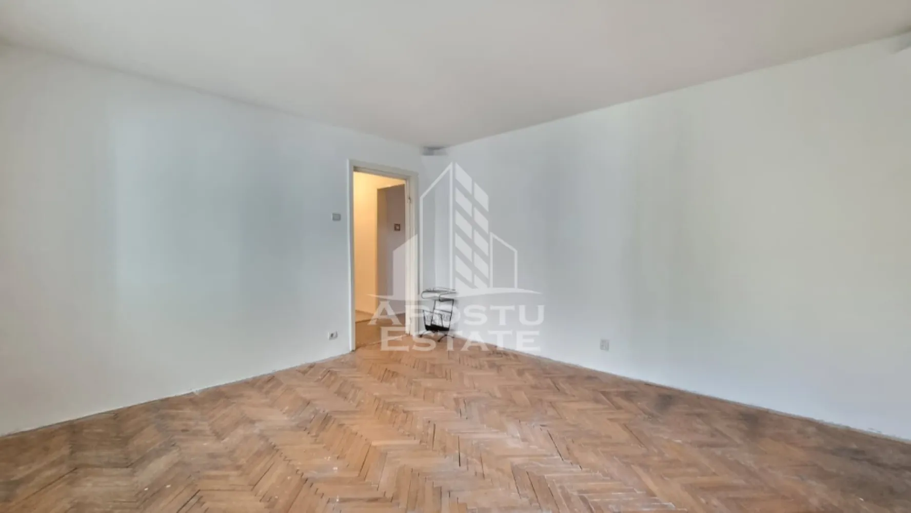 Apartament cu 3 camere, 2 bai, 2 balcoane, zona Calea Aradului - APOSTU ESTATE va propune spre vanzare un apartament decomandat cu 3 camere, 2 bai si 2 balcoane, situat la parterul unui imobildin zona Calea Aradului, localitatea Timisoara, Timis. La doar cateva minute fata de Iulius Mall Timisoara.

Apartamentul dispune de o suprafata de 65mpu si este compartimentat astfel:
- hol de acces in toate camerele
- living spatios si luminos cu acces la balconul inchis
- bucatarie cu acces la cel de-al 2lea balcon
- dormitor matrimonial
- dormitor 
- baie cu geam si cada
- baie mica

Confortul termic este asigurat de centrala proprie pe gaz. Apartament izolat interior.
 Apartamentul se vinde nemobilat.

Distante:
- Mijloc transport in comun la 5 minute de mers pe jos
- PROFI, farmacii si alte magazine la 5 minute de mers pe jos
- Iulius Mall la 12 minute de mers pe jos
- Piata Unirii la 7 minute cu masina.

Agentia imobiliara Apostu Estate va ofera consultanta bancara gratuita prin intermediul colaboratorilor nostri pentru alegerea celui mai potrivit tip de credit, astfel incat tu sa devi noul proprietar al acestui apartament.

Va asteptam cu drag la vizionare!