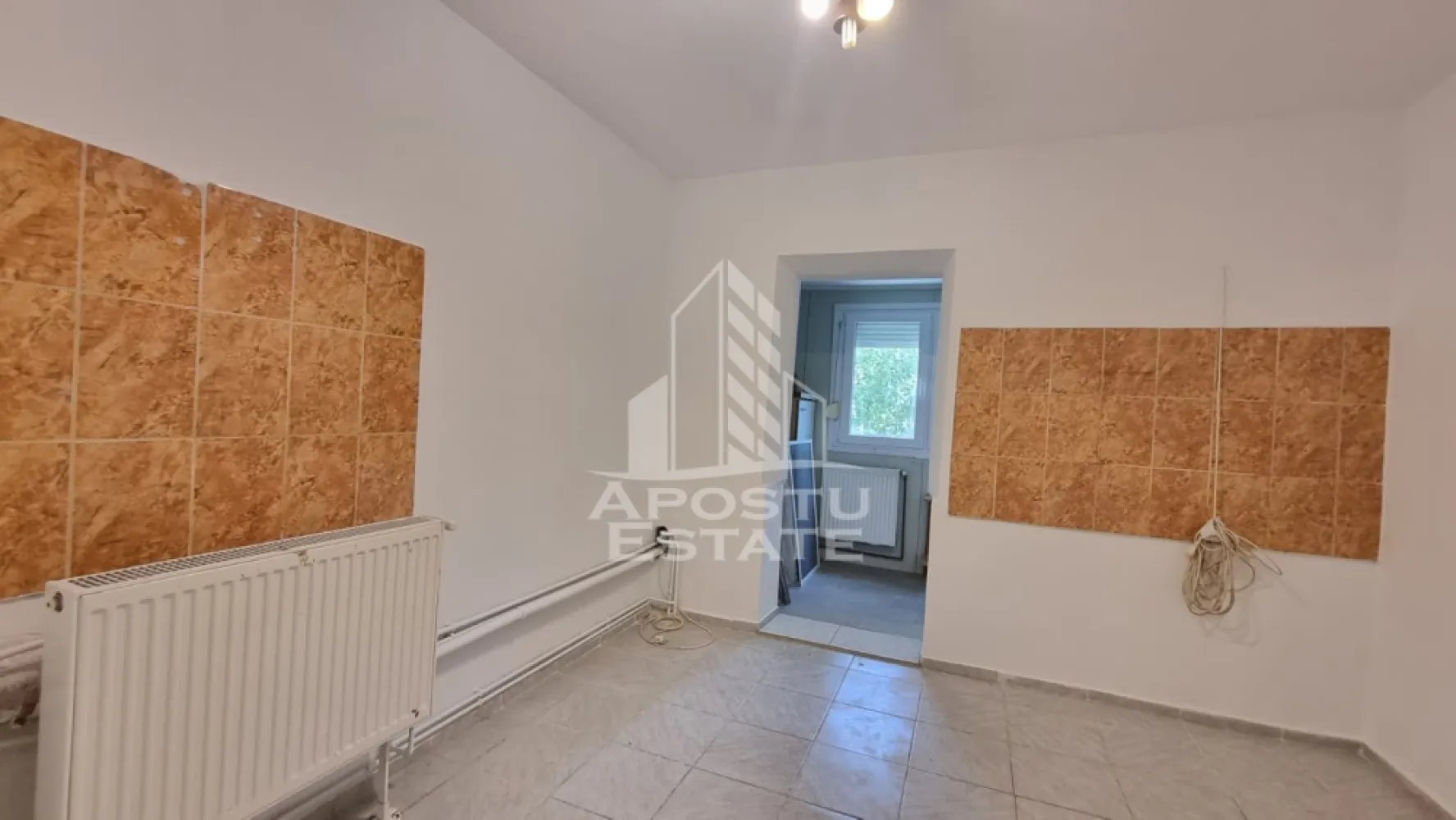 Apartament cu 3 camere, 2 bai, 2 balcoane, zona Calea Aradului - APOSTU ESTATE va propune spre vanzare un apartament decomandat cu 3 camere, 2 bai si 2 balcoane, situat la parterul unui imobildin zona Calea Aradului, localitatea Timisoara, Timis. La doar cateva minute fata de Iulius Mall Timisoara.

Apartamentul dispune de o suprafata de 65mpu si este compartimentat astfel:
- hol de acces in toate camerele
- living spatios si luminos cu acces la balconul inchis
- bucatarie cu acces la cel de-al 2lea balcon
- dormitor matrimonial
- dormitor 
- baie cu geam si cada
- baie mica

Confortul termic este asigurat de centrala proprie pe gaz. Apartament izolat interior.
 Apartamentul se vinde nemobilat.

Distante:
- Mijloc transport in comun la 5 minute de mers pe jos
- PROFI, farmacii si alte magazine la 5 minute de mers pe jos
- Iulius Mall la 12 minute de mers pe jos
- Piata Unirii la 7 minute cu masina.

Agentia imobiliara Apostu Estate va ofera consultanta bancara gratuita prin intermediul colaboratorilor nostri pentru alegerea celui mai potrivit tip de credit, astfel incat tu sa devi noul proprietar al acestui apartament.

Va asteptam cu drag la vizionare!