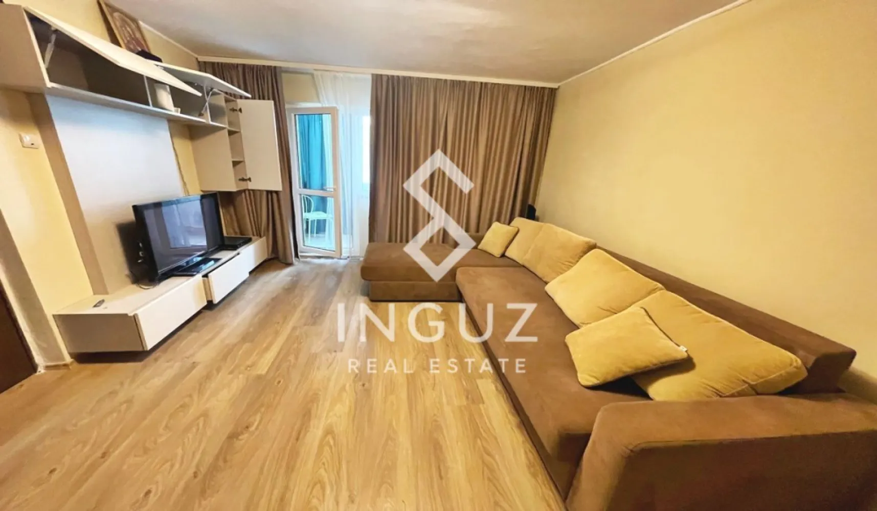 Apartament 2 camere de închiriat | Decomandat | Vitan – Calea Vitan | - Apartament 2 camere de închiriat | Decomandat | Vitan – Calea Vitan | Sector 3

Preț: 480 EUR (Negociabil)

Apartament spațios, complet mobilat și utilat, situat într-o zonă foarte bine conectată din Vitan, în apropiere de Auchan și la distanță de mers pe jos de stațiile de metrou.

Detalii proprietate:
• Suprafață utilă: 65 mp
• Compartimentare decomandată
• Etaj 4 (bloc cu lift)
• An construcție: 1982 (reabilitat termic)
• 1 baie | 1 balcon | spațiu de depozitare

Complet utilat:
• Aer condiționat
• Mașină de spălat
• Frigider cu congelator
• Cuptor cu microunde și aragaz
• Fier de călcat și aspirator
• Aparat de curățat cu aburi
• Sistem home cinema 5.1
• Televizoare în living, dormitor și bucătărie

Localizare:
• 10–12 minute de mers pe jos până la metrou Dristor și Mihai Bravu
• 1–2 minute până la STB
• 4–5 minute până la tramvaiele 19 și 34
• 2–3 minute până la Auchan și Mega Image
• 7–10 minute până la Lidl și Kaufland
• 10 minute până la ParkLake Mall și Parcul IOR

Avantaje:
• Apartament liniștit (vedere pe spatele blocului)
• Ideal pentru închiriere pe termen lung
• Disponibil imediat

Condiții:
• Nu se acceptă animale de companie
• 1 lună garanție + 1 lună chirie
• Contract înregistrat la ANAF

Inguz Real Estate
+40 774 017 567
+40 724 922 092
info.inguzrealestate.com