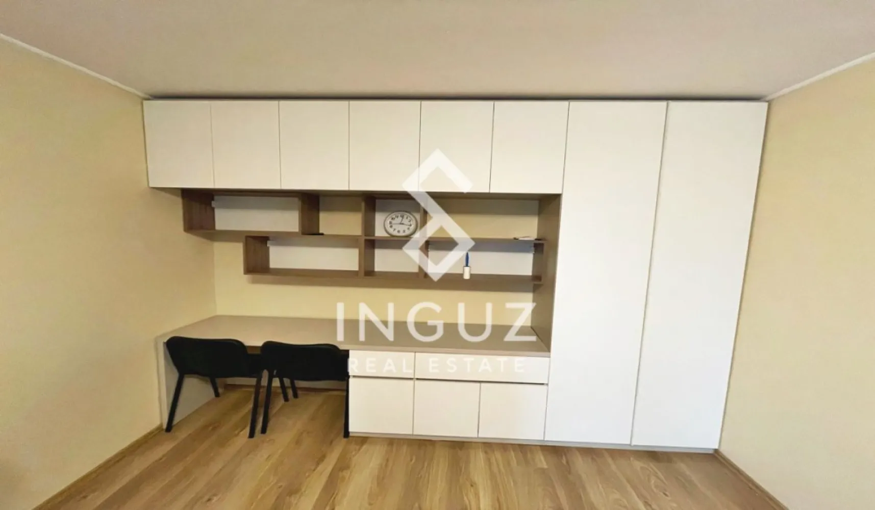 Apartament 2 camere de închiriat | Decomandat | Vitan – Calea Vitan | - Apartament 2 camere de închiriat | Decomandat | Vitan – Calea Vitan | Sector 3

Preț: 480 EUR (Negociabil)

Apartament spațios, complet mobilat și utilat, situat într-o zonă foarte bine conectată din Vitan, în apropiere de Auchan și la distanță de mers pe jos de stațiile de metrou.

Detalii proprietate:
• Suprafață utilă: 65 mp
• Compartimentare decomandată
• Etaj 4 (bloc cu lift)
• An construcție: 1982 (reabilitat termic)
• 1 baie | 1 balcon | spațiu de depozitare

Complet utilat:
• Aer condiționat
• Mașină de spălat
• Frigider cu congelator
• Cuptor cu microunde și aragaz
• Fier de călcat și aspirator
• Aparat de curățat cu aburi
• Sistem home cinema 5.1
• Televizoare în living, dormitor și bucătărie

Localizare:
• 10–12 minute de mers pe jos până la metrou Dristor și Mihai Bravu
• 1–2 minute până la STB
• 4–5 minute până la tramvaiele 19 și 34
• 2–3 minute până la Auchan și Mega Image
• 7–10 minute până la Lidl și Kaufland
• 10 minute până la ParkLake Mall și Parcul IOR

Avantaje:
• Apartament liniștit (vedere pe spatele blocului)
• Ideal pentru închiriere pe termen lung
• Disponibil imediat

Condiții:
• Nu se acceptă animale de companie
• 1 lună garanție + 1 lună chirie
• Contract înregistrat la ANAF

Inguz Real Estate
+40 774 017 567
+40 724 922 092
info.inguzrealestate.com