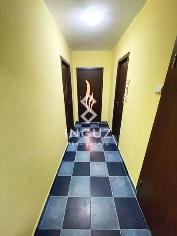 Apartament 2 camere de închiriat | Decomandat | Vitan – Calea Vitan | - Apartament 2 camere de închiriat | Decomandat | Vitan – Calea Vitan | Sector 3

Preț: 480 EUR (Negociabil)

Apartament spațios, complet mobilat și utilat, situat într-o zonă foarte bine conectată din Vitan, în apropiere de Auchan și la distanță de mers pe jos de stațiile de metrou.

Detalii proprietate:
• Suprafață utilă: 65 mp
• Compartimentare decomandată
• Etaj 4 (bloc cu lift)
• An construcție: 1982 (reabilitat termic)
• 1 baie | 1 balcon | spațiu de depozitare

Complet utilat:
• Aer condiționat
• Mașină de spălat
• Frigider cu congelator
• Cuptor cu microunde și aragaz
• Fier de călcat și aspirator
• Aparat de curățat cu aburi
• Sistem home cinema 5.1
• Televizoare în living, dormitor și bucătărie

Localizare:
• 10–12 minute de mers pe jos până la metrou Dristor și Mihai Bravu
• 1–2 minute până la STB
• 4–5 minute până la tramvaiele 19 și 34
• 2–3 minute până la Auchan și Mega Image
• 7–10 minute până la Lidl și Kaufland
• 10 minute până la ParkLake Mall și Parcul IOR

Avantaje:
• Apartament liniștit (vedere pe spatele blocului)
• Ideal pentru închiriere pe termen lung
• Disponibil imediat

Condiții:
• Nu se acceptă animale de companie
• 1 lună garanție + 1 lună chirie
• Contract înregistrat la ANAF

Inguz Real Estate
+40 774 017 567
+40 724 922 092
info.inguzrealestate.com