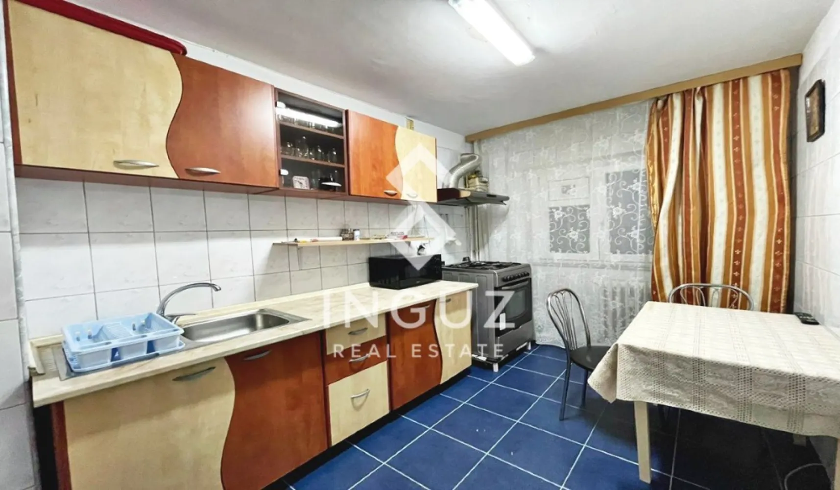 Apartament 2 camere de închiriat | Decomandat | Vitan – Calea Vitan | - Apartament 2 camere de închiriat | Decomandat | Vitan – Calea Vitan | Sector 3

Preț: 480 EUR (Negociabil)

Apartament spațios, complet mobilat și utilat, situat într-o zonă foarte bine conectată din Vitan, în apropiere de Auchan și la distanță de mers pe jos de stațiile de metrou.

Detalii proprietate:
• Suprafață utilă: 65 mp
• Compartimentare decomandată
• Etaj 4 (bloc cu lift)
• An construcție: 1982 (reabilitat termic)
• 1 baie | 1 balcon | spațiu de depozitare

Complet utilat:
• Aer condiționat
• Mașină de spălat
• Frigider cu congelator
• Cuptor cu microunde și aragaz
• Fier de călcat și aspirator
• Aparat de curățat cu aburi
• Sistem home cinema 5.1
• Televizoare în living, dormitor și bucătărie

Localizare:
• 10–12 minute de mers pe jos până la metrou Dristor și Mihai Bravu
• 1–2 minute până la STB
• 4–5 minute până la tramvaiele 19 și 34
• 2–3 minute până la Auchan și Mega Image
• 7–10 minute până la Lidl și Kaufland
• 10 minute până la ParkLake Mall și Parcul IOR

Avantaje:
• Apartament liniștit (vedere pe spatele blocului)
• Ideal pentru închiriere pe termen lung
• Disponibil imediat

Condiții:
• Nu se acceptă animale de companie
• 1 lună garanție + 1 lună chirie
• Contract înregistrat la ANAF

Inguz Real Estate
+40 774 017 567
+40 724 922 092
info.inguzrealestate.com