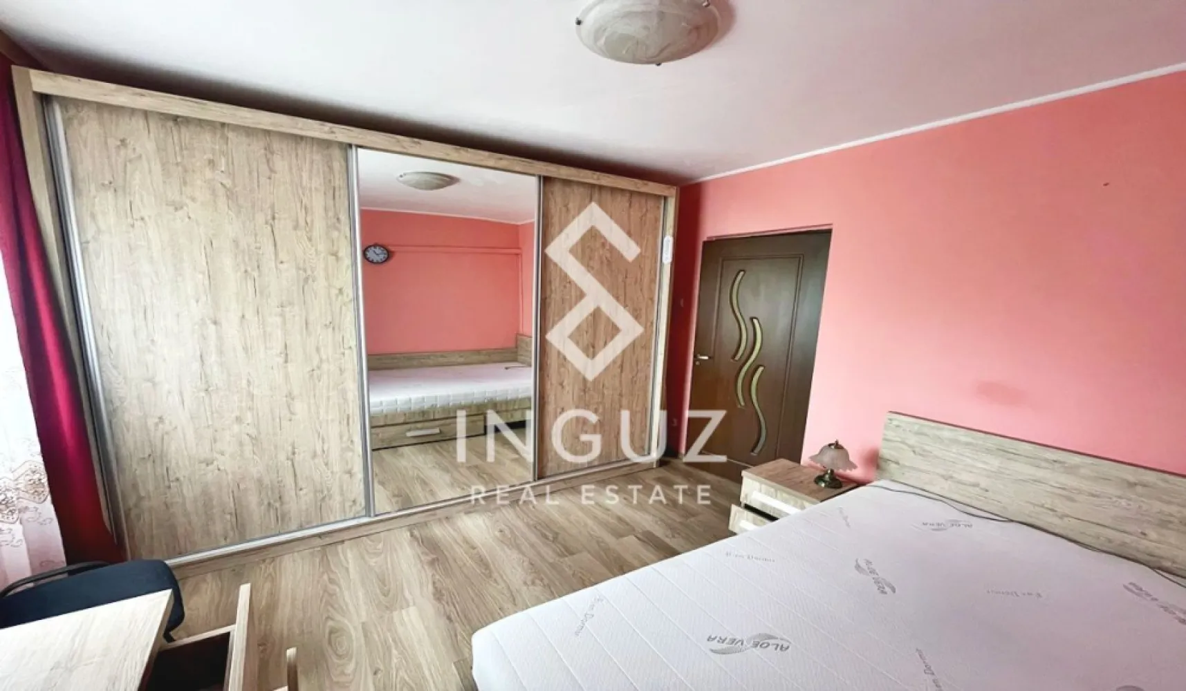 Apartament 2 camere de închiriat | Decomandat | Vitan – Calea Vitan | - Apartament 2 camere de închiriat | Decomandat | Vitan – Calea Vitan | Sector 3

Preț: 480 EUR (Negociabil)

Apartament spațios, complet mobilat și utilat, situat într-o zonă foarte bine conectată din Vitan, în apropiere de Auchan și la distanță de mers pe jos de stațiile de metrou.

Detalii proprietate:
• Suprafață utilă: 65 mp
• Compartimentare decomandată
• Etaj 4 (bloc cu lift)
• An construcție: 1982 (reabilitat termic)
• 1 baie | 1 balcon | spațiu de depozitare

Complet utilat:
• Aer condiționat
• Mașină de spălat
• Frigider cu congelator
• Cuptor cu microunde și aragaz
• Fier de călcat și aspirator
• Aparat de curățat cu aburi
• Sistem home cinema 5.1
• Televizoare în living, dormitor și bucătărie

Localizare:
• 10–12 minute de mers pe jos până la metrou Dristor și Mihai Bravu
• 1–2 minute până la STB
• 4–5 minute până la tramvaiele 19 și 34
• 2–3 minute până la Auchan și Mega Image
• 7–10 minute până la Lidl și Kaufland
• 10 minute până la ParkLake Mall și Parcul IOR

Avantaje:
• Apartament liniștit (vedere pe spatele blocului)
• Ideal pentru închiriere pe termen lung
• Disponibil imediat

Condiții:
• Nu se acceptă animale de companie
• 1 lună garanție + 1 lună chirie
• Contract înregistrat la ANAF

Inguz Real Estate
+40 774 017 567
+40 724 922 092
info.inguzrealestate.com