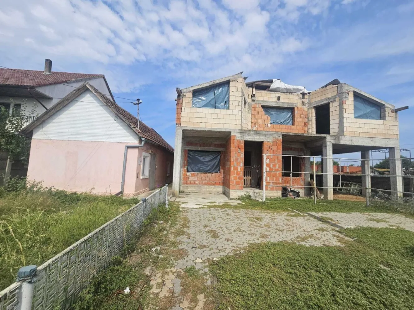 BRASADAS vinde casa la rosu + casa veche teren 14 ari Blaga. - Agentia Imobiliara BRASADAS vinde casa veche so o casa in rosu tip P+M in zona Lucian Blaga, racordata la curent si apa. 
Pe teren se afla o casa batraneasca, si o casa la rosu P+M asa cum se vede si in poze. 
Suprafata terenului este de 1439 mp. Accesul este la drum asfaltat. Pentru orice alte informatii nu ezitati sa ma contactati. 
Front stradal: 20m.
Www.brasadas.com.