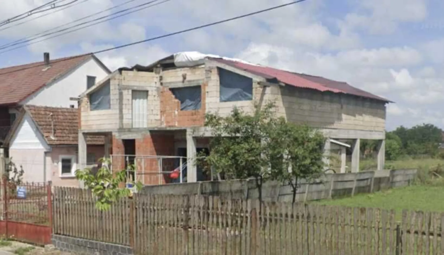 BRASADAS vinde casa la rosu + casa veche teren 14 ari Blaga. - Agentia Imobiliara BRASADAS vinde casa veche so o casa in rosu tip P+M in zona Lucian Blaga, racordata la curent si apa. 
Pe teren se afla o casa batraneasca, si o casa la rosu P+M asa cum se vede si in poze. 
Suprafata terenului este de 1439 mp. Accesul este la drum asfaltat. Pentru orice alte informatii nu ezitati sa ma contactati. 
Front stradal: 20m.
Www.brasadas.com.