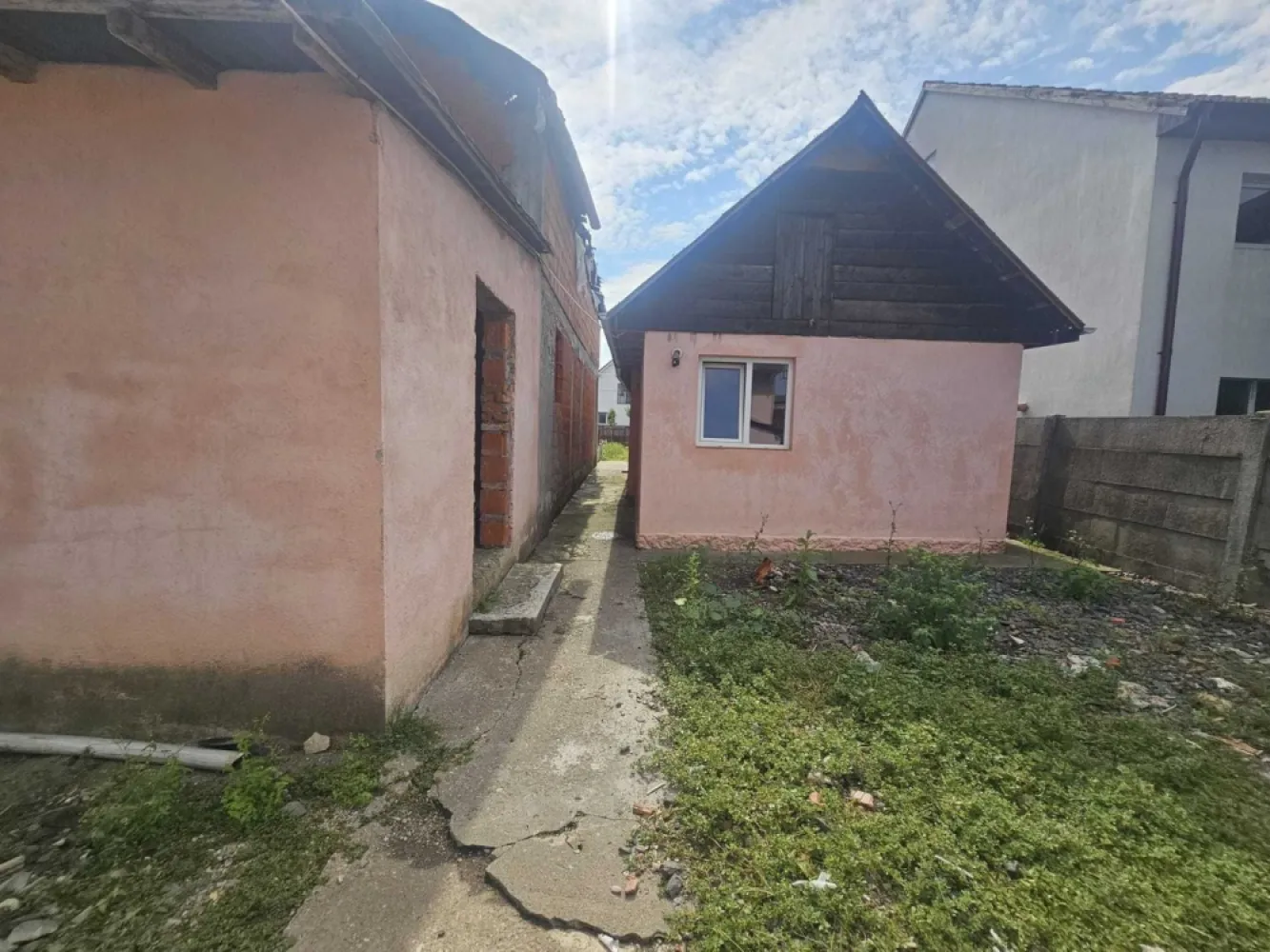 BRASADAS vinde casa la rosu + casa veche teren 14 ari Blaga. - Agentia Imobiliara BRASADAS vinde casa veche so o casa in rosu tip P+M in zona Lucian Blaga, racordata la curent si apa. 
Pe teren se afla o casa batraneasca, si o casa la rosu P+M asa cum se vede si in poze. 
Suprafata terenului este de 1439 mp. Accesul este la drum asfaltat. Pentru orice alte informatii nu ezitati sa ma contactati. 
Front stradal: 20m.
Www.brasadas.com.
