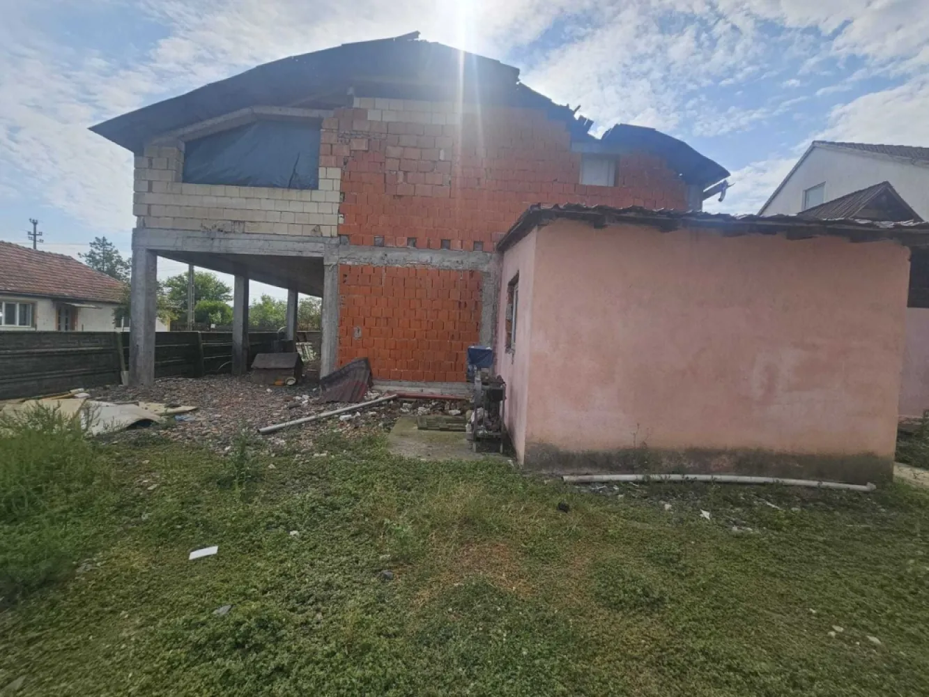 BRASADAS vinde casa la rosu + casa veche teren 14 ari Blaga. - Agentia Imobiliara BRASADAS vinde casa veche so o casa in rosu tip P+M in zona Lucian Blaga, racordata la curent si apa. 
Pe teren se afla o casa batraneasca, si o casa la rosu P+M asa cum se vede si in poze. 
Suprafata terenului este de 1439 mp. Accesul este la drum asfaltat. Pentru orice alte informatii nu ezitati sa ma contactati. 
Front stradal: 20m.
Www.brasadas.com.