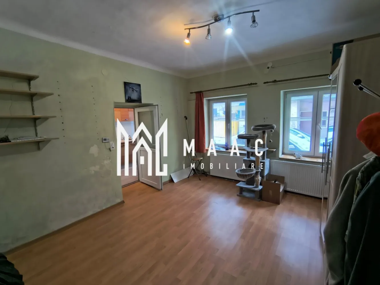 Apartament 1 camera | 28 MP | Mobilat | Pivnita | Central - MAAC Imobiliare vă prezintă spre vânzare un apartament cu 1 cameră, situat ultracentral în Sibiu, în apropiere de Podul Minciunilor.

Caracteristici:
Apartament decomandat cu 1 cameră.
Suprafață utilă de aproximativ 28 mp.
Curte mare, comună.
Posibilitate de loc de parcare în curte.
Apartamentul dispune și de pivniță.

Compartimentare:
Bucătărie separată.
Baie.
Cămară pentru depozitare.
Cameră principală.

Dotări și utilități:
Centrală termică proprie.
Ferestre și uși termopan.
Utilități separate.

Stare și renovare:
Apartamentul necesită renovare.
Ultima renovare a fost realizată în anul 2017.
Actele sunt pregătite pentru vânzare.

Posibilitate extindere:
La cerere se poate achiziționa și apartamentul alăturat.
Proprietățile au CF-uri și utilități separate.

Avantaje locație și investiție:
Poziționare excelentă, în centrul istoric al orașului.
La câțiva pași de restaurante, cafenele, atracții turistice și puncte culturale.
Ideal pentru investiție, în special pentru închiriere pe termen lung sau în regim hotelier.

Pentru mai multe detalii precizati telefonic ca ati vazut anuntul cu ID: CP2953387