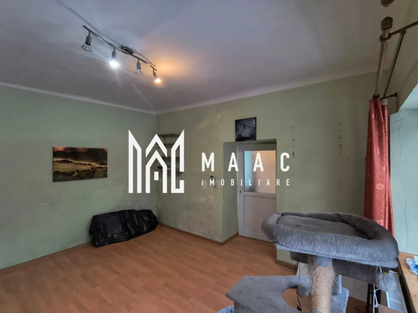 Apartament 1 camera | 28 MP | Mobilat | Pivnita | Central - MAAC Imobiliare vă prezintă spre vânzare un apartament cu 1 cameră, situat ultracentral în Sibiu, în apropiere de Podul Minciunilor.

Caracteristici:
Apartament decomandat cu 1 cameră.
Suprafață utilă de aproximativ 28 mp.
Curte mare, comună.
Posibilitate de loc de parcare în curte.
Apartamentul dispune și de pivniță.

Compartimentare:
Bucătărie separată.
Baie.
Cămară pentru depozitare.
Cameră principală.

Dotări și utilități:
Centrală termică proprie.
Ferestre și uși termopan.
Utilități separate.

Stare și renovare:
Apartamentul necesită renovare.
Ultima renovare a fost realizată în anul 2017.
Actele sunt pregătite pentru vânzare.

Posibilitate extindere:
La cerere se poate achiziționa și apartamentul alăturat.
Proprietățile au CF-uri și utilități separate.

Avantaje locație și investiție:
Poziționare excelentă, în centrul istoric al orașului.
La câțiva pași de restaurante, cafenele, atracții turistice și puncte culturale.
Ideal pentru investiție, în special pentru închiriere pe termen lung sau în regim hotelier.

Pentru mai multe detalii precizati telefonic ca ati vazut anuntul cu ID: CP2953387