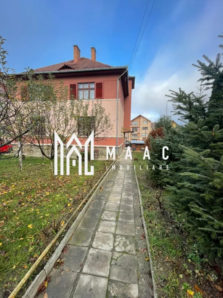 Apartament 2 Camere I 40 mp I Demisol I Zonă Premium I Ștrand - MAAC Imobiliare – Apartament 2 camere, 40 mp, demisol, zonă premium Ștrand – Str. Cristian / Litovoi Vodă

MAAC Imobiliare propune spre vânzare un apartament cu 2 camere situat într-una dintre cele mai apreciate și căutate zone ale Sibiului, în cartierul Ștrand, chiar lângă Parcul Cristianului. Proprietatea se află într-o casă cu regim de înălțime P+1 și beneficiază de curte comună (cotă parte), oferind un plus de intimitate și un stil de locuire rar întâlnit pe piață.

Apartamentul are o suprafață utilă de 40 mp și este compus din living, dormitor, bucătărie și baie. Compartimentarea este semidecomandată. Imobilul necesită renovare completă, ceea ce permite noilor proprietari să-l personalizeze integral după propriul gust, fie pentru locuire, fie pentru închiriere.

Caracteristici principale
Suprafață utilă: 40 mp
Compartimentare: semidecomandat
Camere: living, dormitor, bucătărie, baie
Nivel: demisol
Tip imobil: casă (P+1)
Curte: comună, în cotă parte
Stare: necesită renovare totală

Avantaje și argumente de achiziție
Localizare excelentă, într-o zonă matură și extrem de bine cotată
Acces imediat la școli, licee, magazine, farmacii
Stații de autobuz la câteva minute de mers pe jos
Aproape de centru și de puncte de interes importante din oraș

Ideal pentru investiție: se pretează pentru închiriere în regim clasic sau ca locuință personală

Curte comună care oferă o atmosferă liniștită și un mod de viață diferit de cel al blocurilor standard

Proprietatea reprezintă o oportunitate rară în zona Ștrand, combinând avantajele locuirii la casă cu proximitatea tuturor facilităților urbane. Necesitatea renovării permite o reconfigurare completă și o transformare în funcție de preferințe, fie pentru uz propriu, fie ca investiție profitabilă.

Pentru detalii suplimentare, consultanță sau programarea unei vizionări, vă rugăm să ne contactați specificând ID: CP2802675.