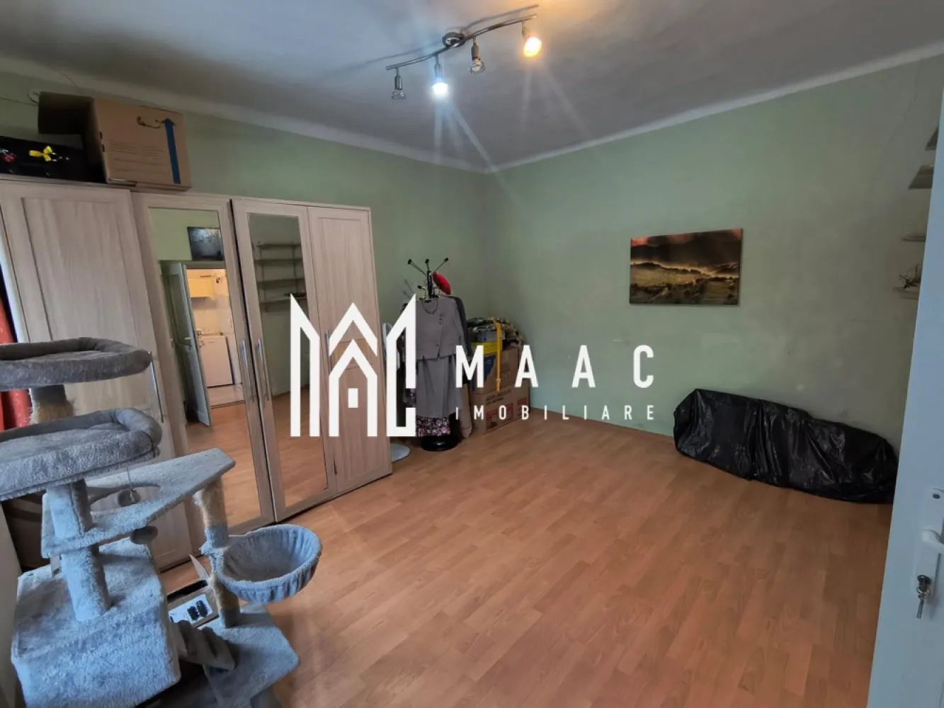Apartament 1 camera | 28 MP | Mobilat | Pivnita | Central - MAAC Imobiliare vă prezintă spre vânzare un apartament cu 1 cameră, situat ultracentral în Sibiu, în apropiere de Podul Minciunilor.

Caracteristici:
Apartament decomandat cu 1 cameră.
Suprafață utilă de aproximativ 28 mp.
Curte mare, comună.
Posibilitate de loc de parcare în curte.
Apartamentul dispune și de pivniță.

Compartimentare:
Bucătărie separată.
Baie.
Cămară pentru depozitare.
Cameră principală.

Dotări și utilități:
Centrală termică proprie.
Ferestre și uși termopan.
Utilități separate.

Stare și renovare:
Apartamentul necesită renovare.
Ultima renovare a fost realizată în anul 2017.
Actele sunt pregătite pentru vânzare.

Posibilitate extindere:
La cerere se poate achiziționa și apartamentul alăturat.
Proprietățile au CF-uri și utilități separate.

Avantaje locație și investiție:
Poziționare excelentă, în centrul istoric al orașului.
La câțiva pași de restaurante, cafenele, atracții turistice și puncte culturale.
Ideal pentru investiție, în special pentru închiriere pe termen lung sau în regim hotelier.

Pentru mai multe detalii precizati telefonic ca ati vazut anuntul cu ID: CP2953387