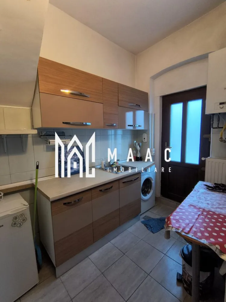 Apartament 1 camera | 28 MP | Mobilat | Pivnita | Central - MAAC Imobiliare vă prezintă spre vânzare un apartament cu 1 cameră, situat ultracentral în Sibiu, în apropiere de Podul Minciunilor.

Caracteristici:
Apartament decomandat cu 1 cameră.
Suprafață utilă de aproximativ 28 mp.
Curte mare, comună.
Posibilitate de loc de parcare în curte.
Apartamentul dispune și de pivniță.

Compartimentare:
Bucătărie separată.
Baie.
Cămară pentru depozitare.
Cameră principală.

Dotări și utilități:
Centrală termică proprie.
Ferestre și uși termopan.
Utilități separate.

Stare și renovare:
Apartamentul necesită renovare.
Ultima renovare a fost realizată în anul 2017.
Actele sunt pregătite pentru vânzare.

Posibilitate extindere:
La cerere se poate achiziționa și apartamentul alăturat.
Proprietățile au CF-uri și utilități separate.

Avantaje locație și investiție:
Poziționare excelentă, în centrul istoric al orașului.
La câțiva pași de restaurante, cafenele, atracții turistice și puncte culturale.
Ideal pentru investiție, în special pentru închiriere pe termen lung sau în regim hotelier.

Pentru mai multe detalii precizati telefonic ca ati vazut anuntul cu ID: CP2953387