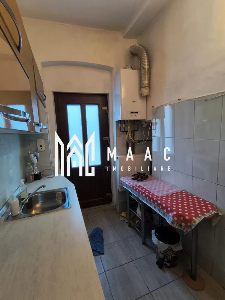Apartament 1 camera | 28 MP | Mobilat | Pivnita | Central - MAAC Imobiliare vă prezintă spre vânzare un apartament cu 1 cameră, situat ultracentral în Sibiu, în apropiere de Podul Minciunilor.

Caracteristici:
Apartament decomandat cu 1 cameră.
Suprafață utilă de aproximativ 28 mp.
Curte mare, comună.
Posibilitate de loc de parcare în curte.
Apartamentul dispune și de pivniță.

Compartimentare:
Bucătărie separată.
Baie.
Cămară pentru depozitare.
Cameră principală.

Dotări și utilități:
Centrală termică proprie.
Ferestre și uși termopan.
Utilități separate.

Stare și renovare:
Apartamentul necesită renovare.
Ultima renovare a fost realizată în anul 2017.
Actele sunt pregătite pentru vânzare.

Posibilitate extindere:
La cerere se poate achiziționa și apartamentul alăturat.
Proprietățile au CF-uri și utilități separate.

Avantaje locație și investiție:
Poziționare excelentă, în centrul istoric al orașului.
La câțiva pași de restaurante, cafenele, atracții turistice și puncte culturale.
Ideal pentru investiție, în special pentru închiriere pe termen lung sau în regim hotelier.

Pentru mai multe detalii precizati telefonic ca ati vazut anuntul cu ID: CP2953387