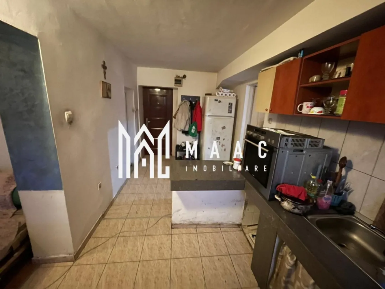 Apartament 2 Camere I 40 mp I Demisol I Zonă Premium I Ștrand - MAAC Imobiliare – Apartament 2 camere, 40 mp, demisol, zonă premium Ștrand – Str. Cristian / Litovoi Vodă

MAAC Imobiliare propune spre vânzare un apartament cu 2 camere situat într-una dintre cele mai apreciate și căutate zone ale Sibiului, în cartierul Ștrand, chiar lângă Parcul Cristianului. Proprietatea se află într-o casă cu regim de înălțime P+1 și beneficiază de curte comună (cotă parte), oferind un plus de intimitate și un stil de locuire rar întâlnit pe piață.

Apartamentul are o suprafață utilă de 40 mp și este compus din living, dormitor, bucătărie și baie. Compartimentarea este semidecomandată. Imobilul necesită renovare completă, ceea ce permite noilor proprietari să-l personalizeze integral după propriul gust, fie pentru locuire, fie pentru închiriere.

Caracteristici principale
Suprafață utilă: 40 mp
Compartimentare: semidecomandat
Camere: living, dormitor, bucătărie, baie
Nivel: demisol
Tip imobil: casă (P+1)
Curte: comună, în cotă parte
Stare: necesită renovare totală

Avantaje și argumente de achiziție
Localizare excelentă, într-o zonă matură și extrem de bine cotată
Acces imediat la școli, licee, magazine, farmacii
Stații de autobuz la câteva minute de mers pe jos
Aproape de centru și de puncte de interes importante din oraș

Ideal pentru investiție: se pretează pentru închiriere în regim clasic sau ca locuință personală

Curte comună care oferă o atmosferă liniștită și un mod de viață diferit de cel al blocurilor standard

Proprietatea reprezintă o oportunitate rară în zona Ștrand, combinând avantajele locuirii la casă cu proximitatea tuturor facilităților urbane. Necesitatea renovării permite o reconfigurare completă și o transformare în funcție de preferințe, fie pentru uz propriu, fie ca investiție profitabilă.

Pentru detalii suplimentare, consultanță sau programarea unei vizionări, vă rugăm să ne contactați specificând ID: CP2802675.