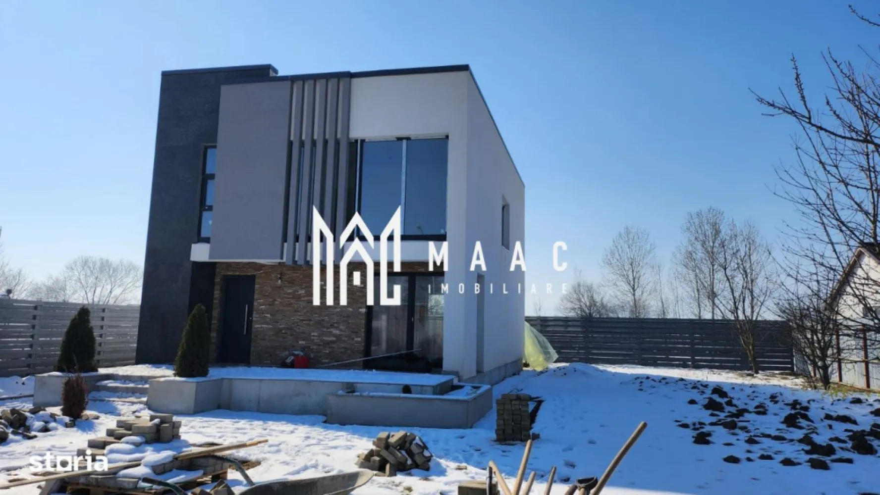 Casă modernă LOW-E | Independentă energetic | Construcție la comandă - MAAC Imobiliare vă propune un concept de locuință modernă LOW-E, cu consum redus de energie și posibilitate de independență energetică, disponibilă pentru construcție oriunde în România sau Europa (terenul nu este inclus).

 Detalii model
Suprafață utilă: 145 mp
Regim: Parter + Etaj
Predare: la cheie (finisată complet, nemobilată)
Compartimentare flexibilă (pereți interiori neportanți)
 Compartimentare
Parter:
Hol acces
Living + bucătărie open space (49 mp)
Baie cu duș
Cămară
Etaj:
Dormitor matrimonial
2 dormitoare
Baie cu cadă
Dressing
 Dotări & tehnologii premium
Pompa de căldură aer-apă (clasa A+++) – încălzire și răcire eficientă
Încălzire în pardoseală pe ambele niveluri
Sistem smart home (control de la distanță)
Sistem de alarmă + antiincendiu
Pregătire pentru camere video și videointerfon
Ferestre premium REHAU Artevo Fipro, tripan, înălțime 2.4 m
Izolație performantă PIR (120 mm pereți / 200 mm acoperiș)
Acoperiș plat cu membrană EPDM (garanție 30 ani)
Iluminat ambiental exterior modern
 Finisaje incluse
Parchet / gresie la alegere
Uși interioare și ușă de intrare premium
Băi complet echipate (obiecte sanitare + mobilier)
Pereți finisați cu lavabilă
Scară interioară finisată cu lemn și iluminare LED
Terasă exterioară finisată (WPC sau plăci ceramice)
 Avantaje
Costuri foarte reduse de întreținere
Posibilitate de personalizare completă
Design modern, tip cubic
Execuție rapidă: aprox. 6 luni
Plata etapizată, sigură pentru client
 Opțiuni suplimentare
Pachet LOW-E avansat (izolație extinsă)
Panouri fotovoltaice + baterii
Piscină, jacuzzi, saună, sală fitness
Garaj / copertină auto
Fațadă ventilată premium (Alucobond / HPL)
 Preț
195.000 € (TVA inclus)
Promo: 159.000 € (TVA inclus) – ofertă limitată

TERENUL NU ESTE INCLUS

📞 Contactează-ne pentru detalii complete și ofertă personalizată, menționați CP2969419!