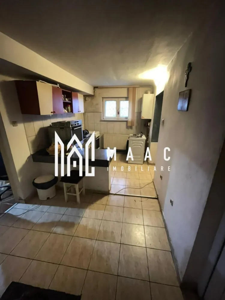 Apartament 2 Camere I 40 mp I Demisol I Zonă Premium I Ștrand - MAAC Imobiliare – Apartament 2 camere, 40 mp, demisol, zonă premium Ștrand – Str. Cristian / Litovoi Vodă

MAAC Imobiliare propune spre vânzare un apartament cu 2 camere situat într-una dintre cele mai apreciate și căutate zone ale Sibiului, în cartierul Ștrand, chiar lângă Parcul Cristianului. Proprietatea se află într-o casă cu regim de înălțime P+1 și beneficiază de curte comună (cotă parte), oferind un plus de intimitate și un stil de locuire rar întâlnit pe piață.

Apartamentul are o suprafață utilă de 40 mp și este compus din living, dormitor, bucătărie și baie. Compartimentarea este semidecomandată. Imobilul necesită renovare completă, ceea ce permite noilor proprietari să-l personalizeze integral după propriul gust, fie pentru locuire, fie pentru închiriere.

Caracteristici principale
Suprafață utilă: 40 mp
Compartimentare: semidecomandat
Camere: living, dormitor, bucătărie, baie
Nivel: demisol
Tip imobil: casă (P+1)
Curte: comună, în cotă parte
Stare: necesită renovare totală

Avantaje și argumente de achiziție
Localizare excelentă, într-o zonă matură și extrem de bine cotată
Acces imediat la școli, licee, magazine, farmacii
Stații de autobuz la câteva minute de mers pe jos
Aproape de centru și de puncte de interes importante din oraș

Ideal pentru investiție: se pretează pentru închiriere în regim clasic sau ca locuință personală

Curte comună care oferă o atmosferă liniștită și un mod de viață diferit de cel al blocurilor standard

Proprietatea reprezintă o oportunitate rară în zona Ștrand, combinând avantajele locuirii la casă cu proximitatea tuturor facilităților urbane. Necesitatea renovării permite o reconfigurare completă și o transformare în funcție de preferințe, fie pentru uz propriu, fie ca investiție profitabilă.

Pentru detalii suplimentare, consultanță sau programarea unei vizionări, vă rugăm să ne contactați specificând ID: CP2802675.