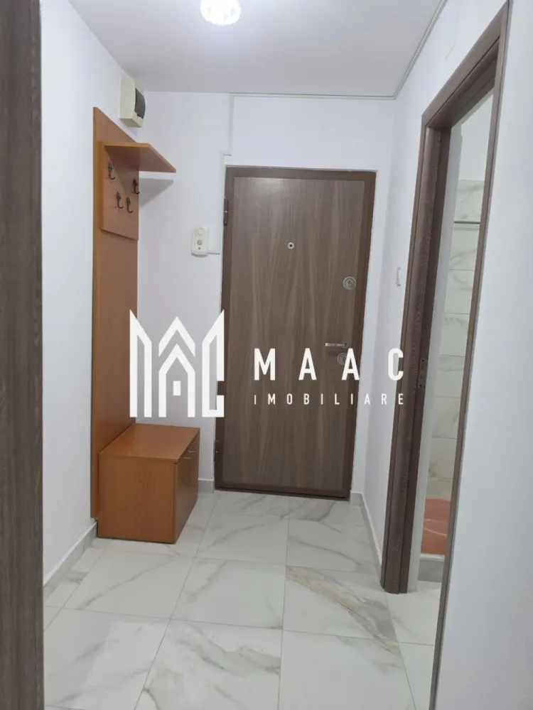 Garsoniera | Zona Centrala | Etaj 1 | 28 mpu| - Garsonieră confort 1, în zona ultracentrală – locație excelentă pentru locuit sau investiție

MAAc Imobiliare vă propune spre vânzare o garsonieră confort 1, amplasată în zona ultracentrală a orașului, o proprietate ce îmbină avantajele unei locații premium cu accesul facil la toate facilitățile urbane. Este alegerea ideală atât pentru locuință proprie, cât și pentru investiție, datorită cererii ridicate pentru închirieri în această zonă.

Avantajele proprietății:

Poziționare ultracentrală, cu acces rapid către principalele puncte de interes ale orașului;
Compartimentare confort 1, practică și bine organizată, ce oferă un spațiu funcțional și luminos;
În imediata apropiere se află școli, grădinițe, instituții publice și zone comerciale;
Piața agroalimentară, supermarketurile, farmaciile și alte servicii esențiale sunt la doar câteva minute de mers pe jos;
Stațiile mijloacelor de transport în comun sunt situate în apropierea imobilului, asigurând conexiuni rapide către orice zonă a orașului.

Datorită amplasării excelente și a compartimentării eficiente, această garsonieră reprezintă o oportunitate foarte bună atât pentru cei care își doresc o locuință în centrul orașului, cât și pentru investitorii interesați de un randament atractiv prin închiriere.

Pentru mai multe informații sau pentru programarea unei vizionări, vă rugăm să comunicați ID-ul proprietății: 3170422.

MAAc Imobiliare – Alegem împreună proprietatea potrivită pentru tine.