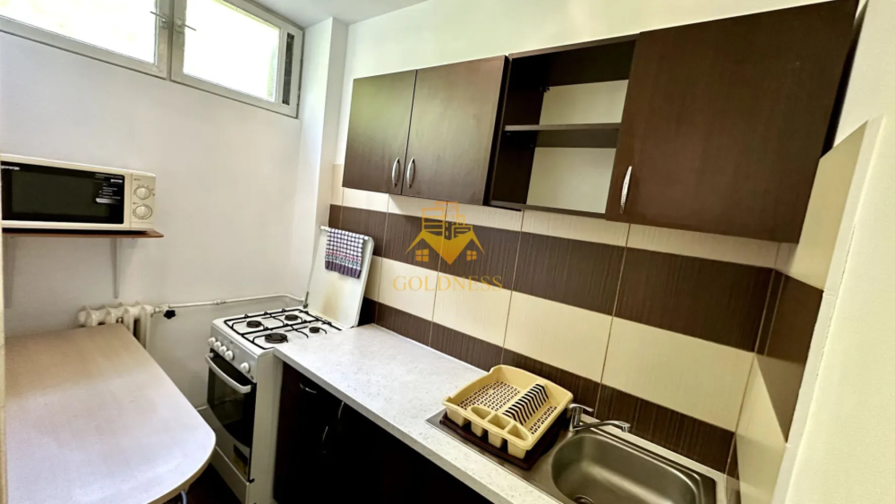 1 camera, Gheorgheni, Detunata, Iulius Mall, FSEGA, Unirii, Profi - GOLDNESS Imobiliare vă propune spre închiriere un apartament cu 1 camere complet mobilat și utilat, la etajul 1 într-un imobil de 10 etaje, în Cartierul Gheorgheni.
Se află în apropierea stațiilor de transport în comun, magazine, restaurante, spații verzi, farmacii, etc. 

Apartamentul este compartimentat astfel:
 - camera cu dormitor cu pat matrimonial, dressing, noptiere
 - bucătărie complet utilată și mobilată, loc de servit masa 
 - baie cu cada, calorifer port prosop și dulap pentru depozitare.
 - balcon 3mp.

Imobilul este dotat cu toate cele necesare- termoficare, frigider, aragaz, hotă, mașină de spălat haine, etc. 

Dacă sunteți interesați de acest apartament și doriți să îl vizionați, dar și pentru alte oferte nu ezitați să ne contactați telefonic sau prin e-mail. Vă stăm la dispoziție!
Pentru intermediere se percepe un comision de 50% din prețul chiriei!