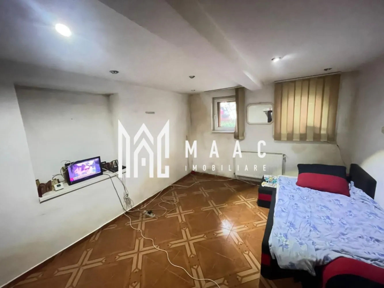 Apartament 2 Camere I 40 mp I Demisol I Zonă Premium I Ștrand - MAAC Imobiliare – Apartament 2 camere, 40 mp, demisol, zonă premium Ștrand – Str. Cristian / Litovoi Vodă

MAAC Imobiliare propune spre vânzare un apartament cu 2 camere situat într-una dintre cele mai apreciate și căutate zone ale Sibiului, în cartierul Ștrand, chiar lângă Parcul Cristianului. Proprietatea se află într-o casă cu regim de înălțime P+1 și beneficiază de curte comună (cotă parte), oferind un plus de intimitate și un stil de locuire rar întâlnit pe piață.

Apartamentul are o suprafață utilă de 40 mp și este compus din living, dormitor, bucătărie și baie. Compartimentarea este semidecomandată. Imobilul necesită renovare completă, ceea ce permite noilor proprietari să-l personalizeze integral după propriul gust, fie pentru locuire, fie pentru închiriere.

Caracteristici principale
Suprafață utilă: 40 mp
Compartimentare: semidecomandat
Camere: living, dormitor, bucătărie, baie
Nivel: demisol
Tip imobil: casă (P+1)
Curte: comună, în cotă parte
Stare: necesită renovare totală

Avantaje și argumente de achiziție
Localizare excelentă, într-o zonă matură și extrem de bine cotată
Acces imediat la școli, licee, magazine, farmacii
Stații de autobuz la câteva minute de mers pe jos
Aproape de centru și de puncte de interes importante din oraș

Ideal pentru investiție: se pretează pentru închiriere în regim clasic sau ca locuință personală

Curte comună care oferă o atmosferă liniștită și un mod de viață diferit de cel al blocurilor standard

Proprietatea reprezintă o oportunitate rară în zona Ștrand, combinând avantajele locuirii la casă cu proximitatea tuturor facilităților urbane. Necesitatea renovării permite o reconfigurare completă și o transformare în funcție de preferințe, fie pentru uz propriu, fie ca investiție profitabilă.

Pentru detalii suplimentare, consultanță sau programarea unei vizionări, vă rugăm să ne contactați specificând ID: CP2802675.