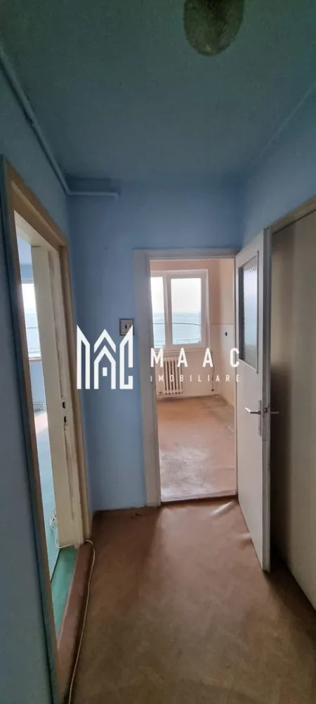 Apartament 2 Camere I Etaj intermediar I Zona Mihai Viteazul - Vă propunem spre vânzare un apartament cu 2 camere semidecomandate, situat într-una dintre cele mai apreciate și bine conectate zone ale orașului – Mihai Viteazul.

Poziționat la etajul 7 din 10, apartamentul beneficiază de orientare sudică, oferind lumină naturală pe tot parcursul zilei.

 Caracteristici:
Compartimentare semidecomandată
Balcon
Pivniță inclusă
Baie cu geam pentru aerisire naturală
Etaj intermediar superior – vedere deschisă și lumină din plin

 Punctul forte:
Apartamentul este nemobilat și neutilat, necesitând renovare completă – ideal pentru a fi amenajat exact după gustul și nevoile noului proprietar, fără compromisuri sau costuri de modificare a unor finisaje existente

 Avantaje zonă:
Locație excelentă, cu acces rapid către toate punctele de interes
În imediata apropiere: magazine, școli, mijloace de transport, centre comerciale
Zonă foarte căutată, potrivită atât pentru locuit, cât și pentru investiție

Alte beneficii:
Disponibil imediat
Potențial ridicat de valorificare după renovare

Pentru informati si vizionari: CP3031899