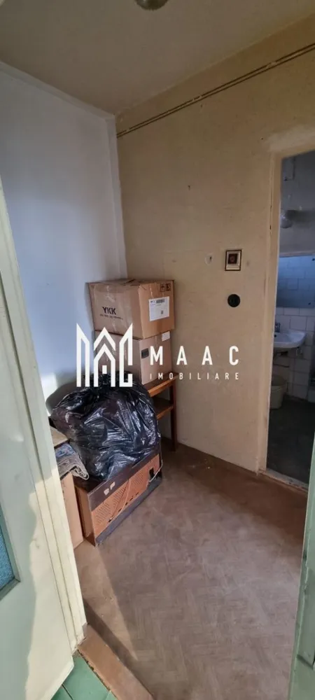 Apartament 2 Camere I Etaj intermediar I Zona Mihai Viteazul - Vă propunem spre vânzare un apartament cu 2 camere semidecomandate, situat într-una dintre cele mai apreciate și bine conectate zone ale orașului – Mihai Viteazul.

Poziționat la etajul 7 din 10, apartamentul beneficiază de orientare sudică, oferind lumină naturală pe tot parcursul zilei.

 Caracteristici:
Compartimentare semidecomandată
Balcon
Pivniță inclusă
Baie cu geam pentru aerisire naturală
Etaj intermediar superior – vedere deschisă și lumină din plin

 Punctul forte:
Apartamentul este nemobilat și neutilat, necesitând renovare completă – ideal pentru a fi amenajat exact după gustul și nevoile noului proprietar, fără compromisuri sau costuri de modificare a unor finisaje existente

 Avantaje zonă:
Locație excelentă, cu acces rapid către toate punctele de interes
În imediata apropiere: magazine, școli, mijloace de transport, centre comerciale
Zonă foarte căutată, potrivită atât pentru locuit, cât și pentru investiție

Alte beneficii:
Disponibil imediat
Potențial ridicat de valorificare după renovare

Pentru informati si vizionari: CP3031899