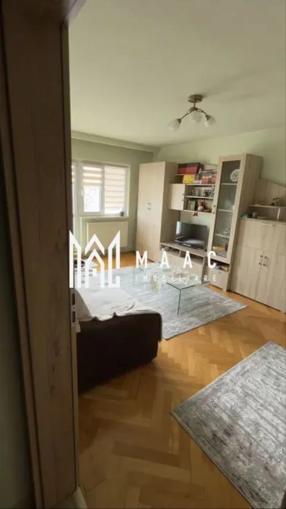 Apartament 3 camere | 2 Balcoane | Decomandat | Strand - MAAC Imobiliare vă prezintă spre vânzare un apartament cu 3 camere, situat la etajul 4 din 4, cu pod deasupra, în zona Strand.

Caracteristici:
Apartament cu 3 camere.
Suprafață utilă de 65 mp.
Situat la etajul 4 din 4, cu pod deasupra.

Compartimentare:
Hol de acces.
Living luminos cu ieșire pe balcon.
Două dormitoare, dintre care unul beneficiază de balcon propriu.
Două băi.

Dotări și finisaje:
Parchet din lemn masiv de stejar.
Centrală termică proprie și încălzire prin calorifere.
Instalații electrice și sanitare complet schimbate.
Spații bine întreținute și funcționale.

Avantaje locație:
Acces rapid către centru, magazine, școli și mijloace de transport.
Aproape de parcuri și zone verzi.

Pentru mai multe detalii precizati telefonic ca ati vazut anuntul cu ID: CP3033413