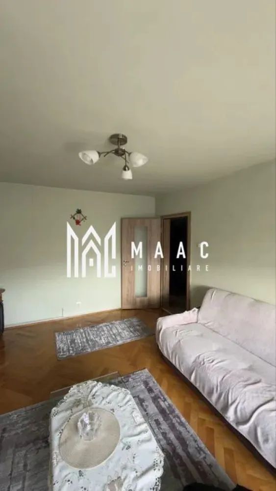 Apartament 3 camere | 2 Balcoane | Decomandat | Strand - MAAC Imobiliare vă prezintă spre vânzare un apartament cu 3 camere, situat la etajul 4 din 4, cu pod deasupra, în zona Strand.

Caracteristici:
Apartament cu 3 camere.
Suprafață utilă de 65 mp.
Situat la etajul 4 din 4, cu pod deasupra.

Compartimentare:
Hol de acces.
Living luminos cu ieșire pe balcon.
Două dormitoare, dintre care unul beneficiază de balcon propriu.
Două băi.

Dotări și finisaje:
Parchet din lemn masiv de stejar.
Centrală termică proprie și încălzire prin calorifere.
Instalații electrice și sanitare complet schimbate.
Spații bine întreținute și funcționale.

Avantaje locație:
Acces rapid către centru, magazine, școli și mijloace de transport.
Aproape de parcuri și zone verzi.

Pentru mai multe detalii precizati telefonic ca ati vazut anuntul cu ID: CP3033413