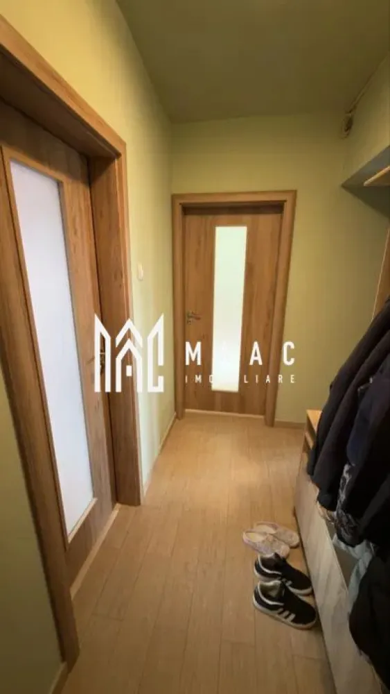 Apartament 3 camere | 2 Balcoane | Decomandat | Strand - MAAC Imobiliare vă prezintă spre vânzare un apartament cu 3 camere, situat la etajul 4 din 4, cu pod deasupra, în zona Strand.

Caracteristici:
Apartament cu 3 camere.
Suprafață utilă de 65 mp.
Situat la etajul 4 din 4, cu pod deasupra.

Compartimentare:
Hol de acces.
Living luminos cu ieșire pe balcon.
Două dormitoare, dintre care unul beneficiază de balcon propriu.
Două băi.

Dotări și finisaje:
Parchet din lemn masiv de stejar.
Centrală termică proprie și încălzire prin calorifere.
Instalații electrice și sanitare complet schimbate.
Spații bine întreținute și funcționale.

Avantaje locație:
Acces rapid către centru, magazine, școli și mijloace de transport.
Aproape de parcuri și zone verzi.

Pentru mai multe detalii precizati telefonic ca ati vazut anuntul cu ID: CP3033413