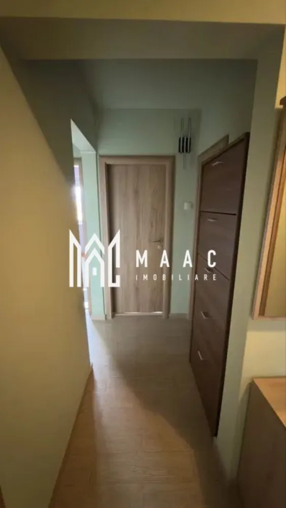 Apartament 3 camere | 2 Balcoane | Decomandat | Strand - MAAC Imobiliare vă prezintă spre vânzare un apartament cu 3 camere, situat la etajul 4 din 4, cu pod deasupra, în zona Strand.

Caracteristici:
Apartament cu 3 camere.
Suprafață utilă de 65 mp.
Situat la etajul 4 din 4, cu pod deasupra.

Compartimentare:
Hol de acces.
Living luminos cu ieșire pe balcon.
Două dormitoare, dintre care unul beneficiază de balcon propriu.
Două băi.

Dotări și finisaje:
Parchet din lemn masiv de stejar.
Centrală termică proprie și încălzire prin calorifere.
Instalații electrice și sanitare complet schimbate.
Spații bine întreținute și funcționale.

Avantaje locație:
Acces rapid către centru, magazine, școli și mijloace de transport.
Aproape de parcuri și zone verzi.

Pentru mai multe detalii precizati telefonic ca ati vazut anuntul cu ID: CP3033413