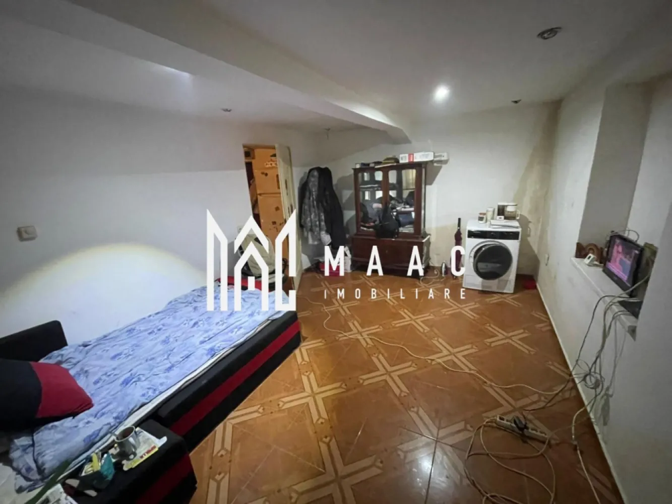 Apartament 2 Camere I 40 mp I Demisol I Zonă Premium I Ștrand - MAAC Imobiliare – Apartament 2 camere, 40 mp, demisol, zonă premium Ștrand – Str. Cristian / Litovoi Vodă

MAAC Imobiliare propune spre vânzare un apartament cu 2 camere situat într-una dintre cele mai apreciate și căutate zone ale Sibiului, în cartierul Ștrand, chiar lângă Parcul Cristianului. Proprietatea se află într-o casă cu regim de înălțime P+1 și beneficiază de curte comună (cotă parte), oferind un plus de intimitate și un stil de locuire rar întâlnit pe piață.

Apartamentul are o suprafață utilă de 40 mp și este compus din living, dormitor, bucătărie și baie. Compartimentarea este semidecomandată. Imobilul necesită renovare completă, ceea ce permite noilor proprietari să-l personalizeze integral după propriul gust, fie pentru locuire, fie pentru închiriere.

Caracteristici principale
Suprafață utilă: 40 mp
Compartimentare: semidecomandat
Camere: living, dormitor, bucătărie, baie
Nivel: demisol
Tip imobil: casă (P+1)
Curte: comună, în cotă parte
Stare: necesită renovare totală

Avantaje și argumente de achiziție
Localizare excelentă, într-o zonă matură și extrem de bine cotată
Acces imediat la școli, licee, magazine, farmacii
Stații de autobuz la câteva minute de mers pe jos
Aproape de centru și de puncte de interes importante din oraș

Ideal pentru investiție: se pretează pentru închiriere în regim clasic sau ca locuință personală

Curte comună care oferă o atmosferă liniștită și un mod de viață diferit de cel al blocurilor standard

Proprietatea reprezintă o oportunitate rară în zona Ștrand, combinând avantajele locuirii la casă cu proximitatea tuturor facilităților urbane. Necesitatea renovării permite o reconfigurare completă și o transformare în funcție de preferințe, fie pentru uz propriu, fie ca investiție profitabilă.

Pentru detalii suplimentare, consultanță sau programarea unei vizionări, vă rugăm să ne contactați specificând ID: CP2802675.