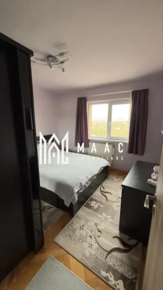 Apartament 3 camere | 2 Balcoane | Decomandat | Strand - MAAC Imobiliare vă prezintă spre vânzare un apartament cu 3 camere, situat la etajul 4 din 4, cu pod deasupra, în zona Strand.

Caracteristici:
Apartament cu 3 camere.
Suprafață utilă de 65 mp.
Situat la etajul 4 din 4, cu pod deasupra.

Compartimentare:
Hol de acces.
Living luminos cu ieșire pe balcon.
Două dormitoare, dintre care unul beneficiază de balcon propriu.
Două băi.

Dotări și finisaje:
Parchet din lemn masiv de stejar.
Centrală termică proprie și încălzire prin calorifere.
Instalații electrice și sanitare complet schimbate.
Spații bine întreținute și funcționale.

Avantaje locație:
Acces rapid către centru, magazine, școli și mijloace de transport.
Aproape de parcuri și zone verzi.

Pentru mai multe detalii precizati telefonic ca ati vazut anuntul cu ID: CP3033413