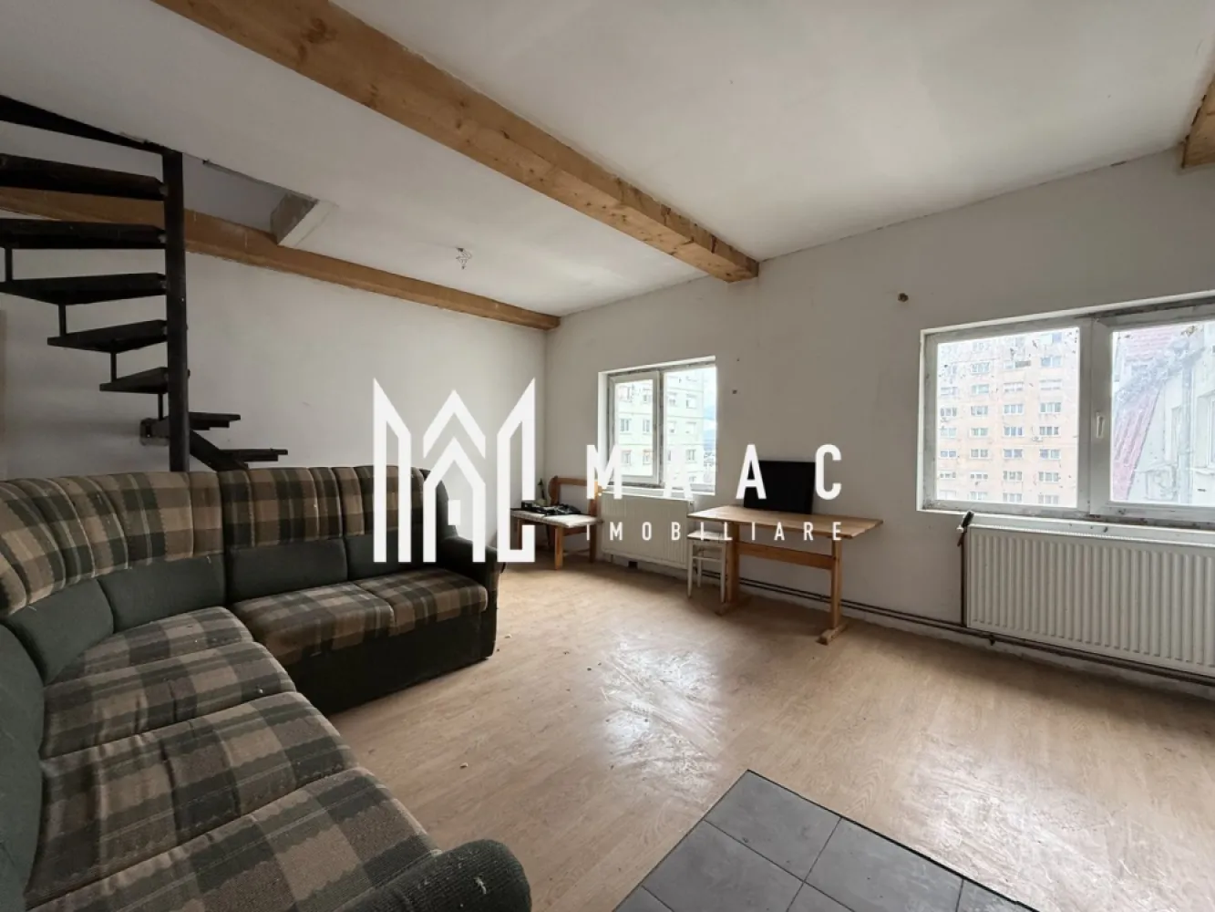 Apartament 3 camere | 60 MPU | Vasile Aaron - MAAC Imobiliare vă prezintă un apartament cu 3 camere, situat în zona Vasile Aaron.

Caracteristici:
Tip proprietate: apartament cu 3 camere
Amplasare: mansardă într-un imobil cu 5 etaje
Suprafață utila: 60 mp

Compartimentare:
Nivelul inferior: living, bucătărie open-space, baie cu geam de aerisire
Nivelul superior: două dormitoare nedecomandate.

Dotări și beneficii:
Centrală termică proprie cu calorifere
Posibilitate de personalizare și amenajare după gusturile și nevoile viitorului proprietar
Apartament cu potențial de investiție și randament ridicat la închiriere.

Localizare:
Acces facil către Shopping City Sibiu, școli, grădinițe, bănci, farmacii, Profi, Penny și spații verzi pentru relaxare.

Pentru mai multe detalii precizati telefonic ca ati vazut anuntul cu ID: CP3033689
