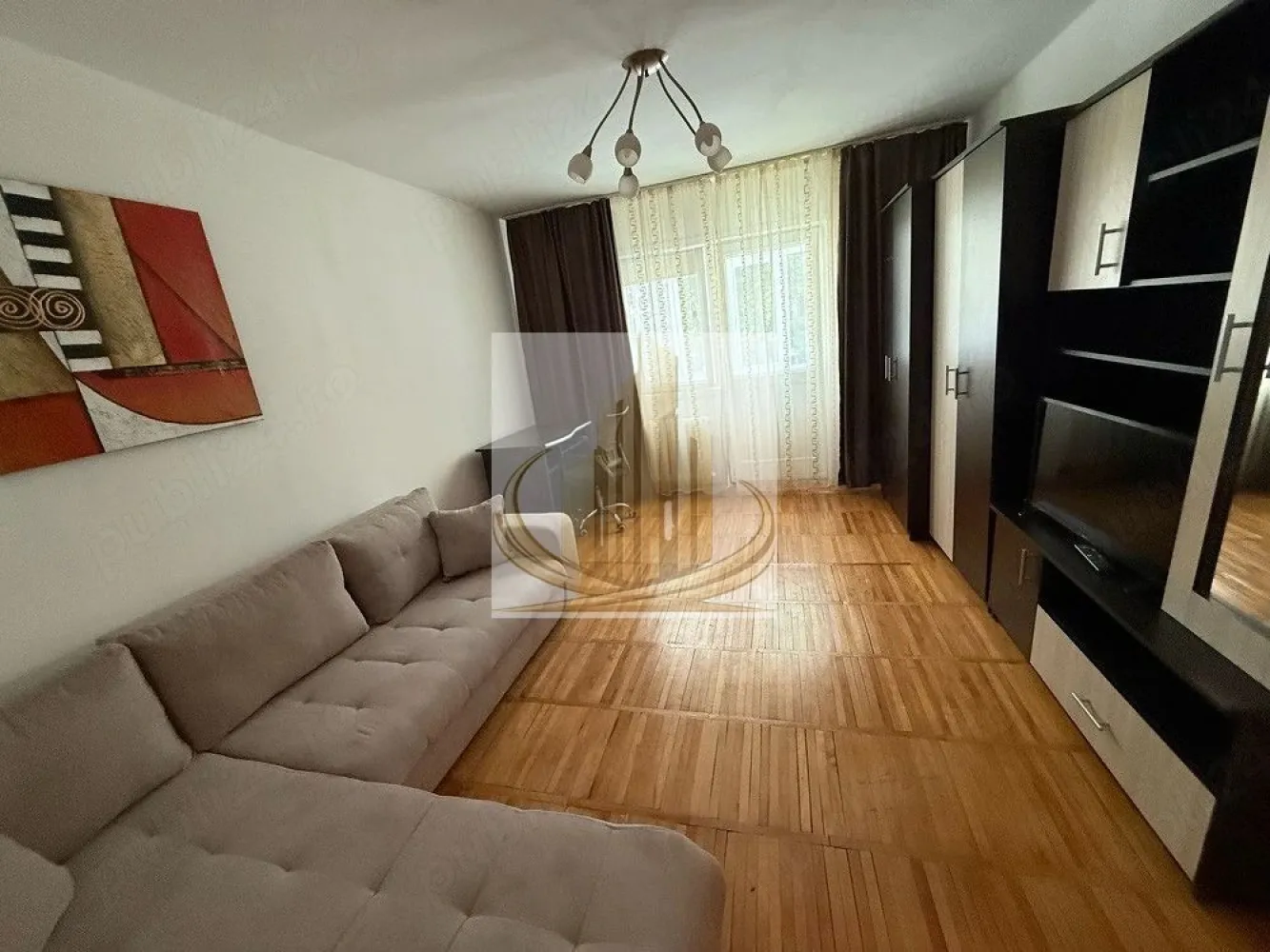 🏡Apartament 1 camera zona Spitalului Județean - 🏡 Grand Mobilis vă propune spre închiriere un apartament cu 1 cameră – zona Spitalul Județean

Grand Mobilis vă oferă spre închiriere un apartament cu 1 cameră, cu o suprafață de 35 mp, situat la etajul 3 din 4, într-o zonă foarte căutată, în apropierea Spitalului Județean.

Apartamentul este la prima închiriere după renovare, fiind complet mobilat și utilat. Printre îmbunătățiri se numără: zugrăveală integrală, tâmplărie revopsită, canapea nouă și parchet schimbat parțial.

Locuința este luminoasă, dispune de balcon și este pregătită pentru mutare imediată.

💶 Preț: 300 €/lună
🔑 Garanție: echivalentul unei luni de chirie.
CP3226717

📞 Pentru mai multe informații sau pentru programarea unei vizionări, echipa Grand Mobilis vă stă la dispoziție!
ID intern