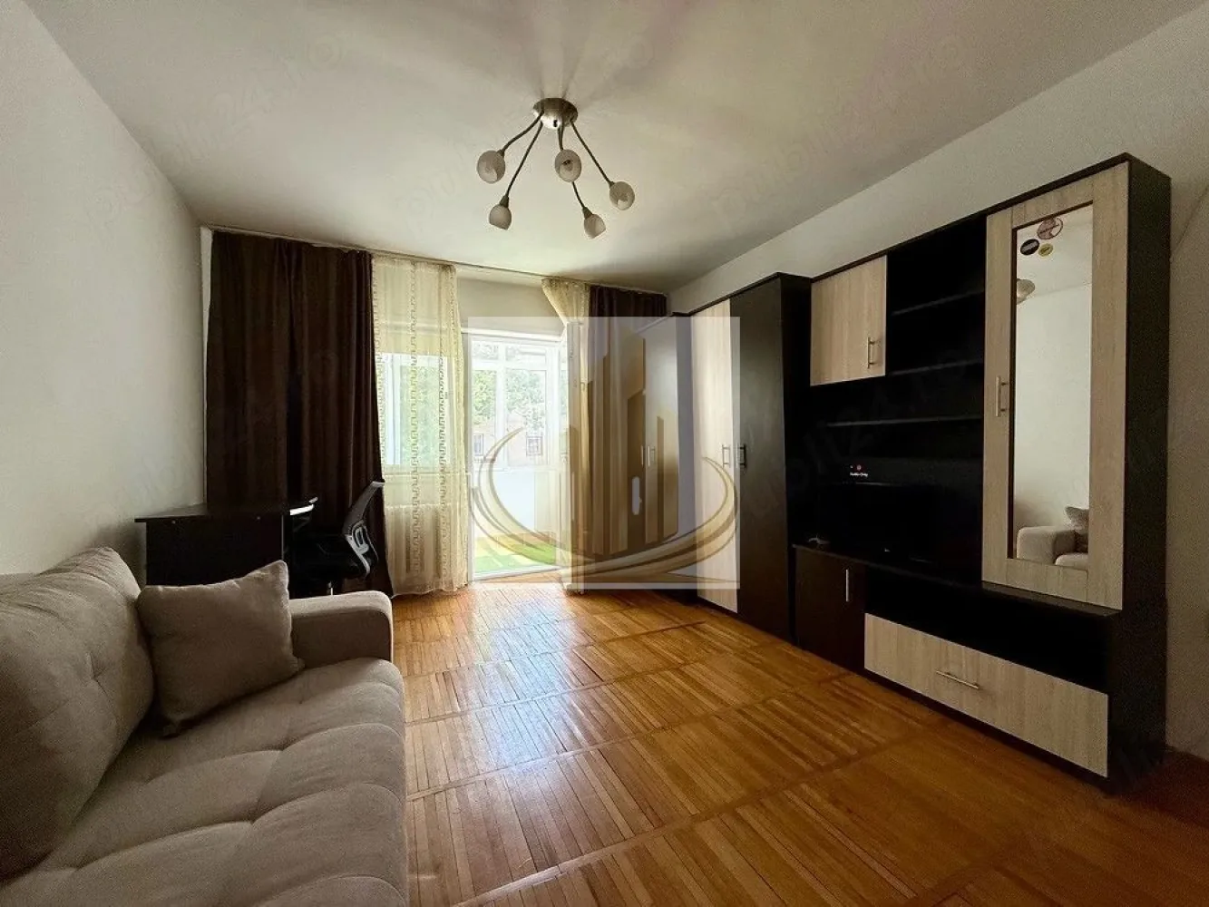🏡Apartament 1 camera zona Spitalului Județean - 🏡 Grand Mobilis vă propune spre închiriere un apartament cu 1 cameră – zona Spitalul Județean

Grand Mobilis vă oferă spre închiriere un apartament cu 1 cameră, cu o suprafață de 35 mp, situat la etajul 3 din 4, într-o zonă foarte căutată, în apropierea Spitalului Județean.

Apartamentul este la prima închiriere după renovare, fiind complet mobilat și utilat. Printre îmbunătățiri se numără: zugrăveală integrală, tâmplărie revopsită, canapea nouă și parchet schimbat parțial.

Locuința este luminoasă, dispune de balcon și este pregătită pentru mutare imediată.

💶 Preț: 300 €/lună
🔑 Garanție: echivalentul unei luni de chirie.
CP3226717

📞 Pentru mai multe informații sau pentru programarea unei vizionări, echipa Grand Mobilis vă stă la dispoziție!
ID intern