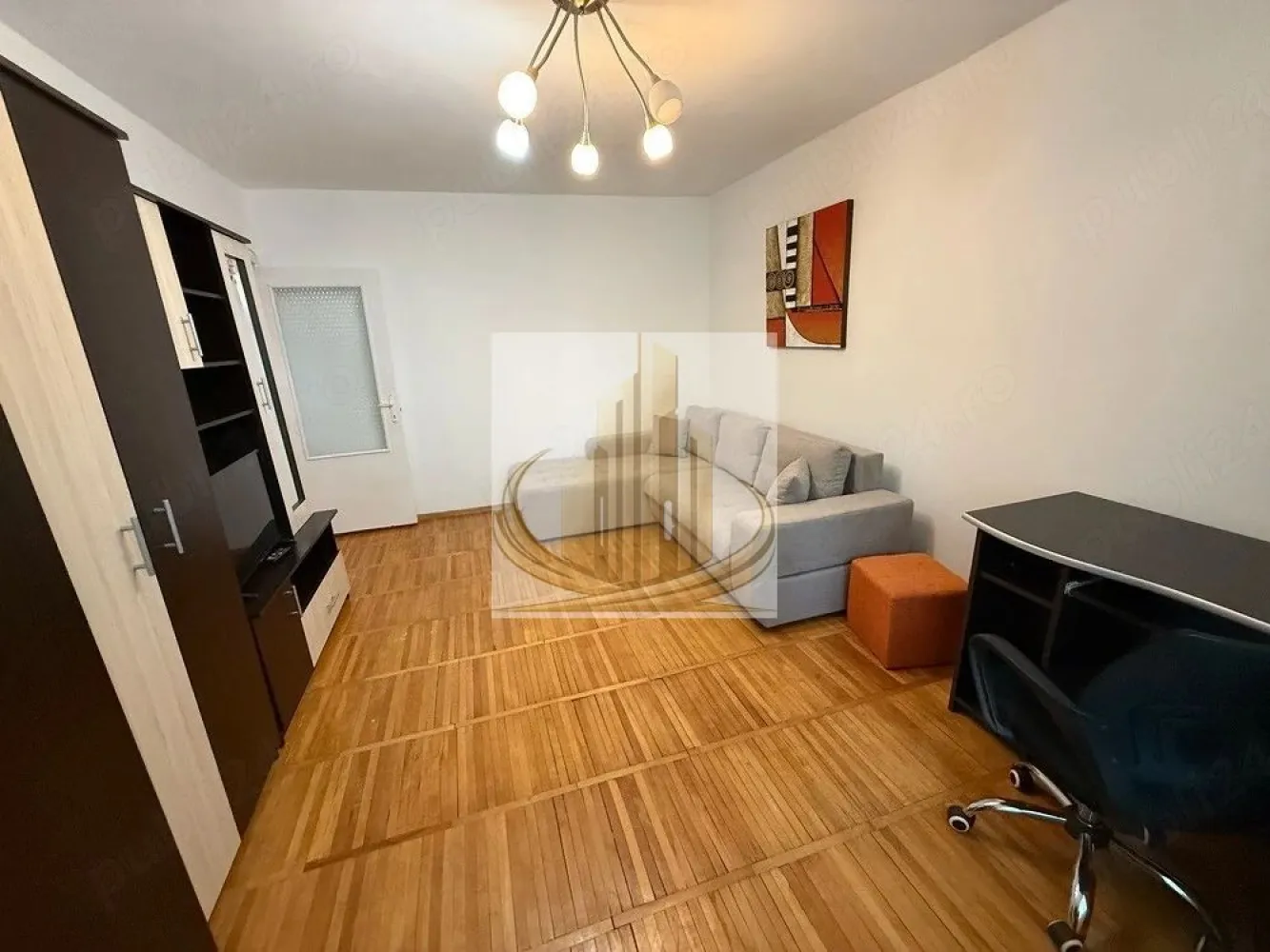 🏡Apartament 1 camera zona Spitalului Județean - 🏡 Grand Mobilis vă propune spre închiriere un apartament cu 1 cameră – zona Spitalul Județean

Grand Mobilis vă oferă spre închiriere un apartament cu 1 cameră, cu o suprafață de 35 mp, situat la etajul 3 din 4, într-o zonă foarte căutată, în apropierea Spitalului Județean.

Apartamentul este la prima închiriere după renovare, fiind complet mobilat și utilat. Printre îmbunătățiri se numără: zugrăveală integrală, tâmplărie revopsită, canapea nouă și parchet schimbat parțial.

Locuința este luminoasă, dispune de balcon și este pregătită pentru mutare imediată.

💶 Preț: 300 €/lună
🔑 Garanție: echivalentul unei luni de chirie.
CP3226717

📞 Pentru mai multe informații sau pentru programarea unei vizionări, echipa Grand Mobilis vă stă la dispoziție!
ID intern