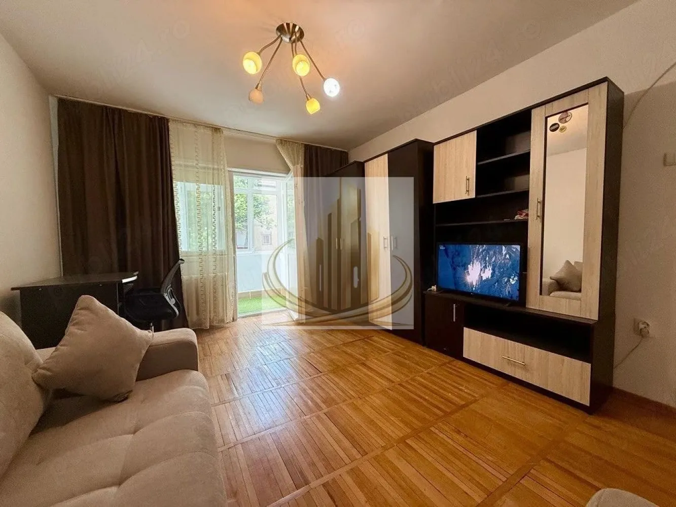 🏡Apartament 1 camera zona Spitalului Județean - 🏡 Grand Mobilis vă propune spre închiriere un apartament cu 1 cameră – zona Spitalul Județean

Grand Mobilis vă oferă spre închiriere un apartament cu 1 cameră, cu o suprafață de 35 mp, situat la etajul 3 din 4, într-o zonă foarte căutată, în apropierea Spitalului Județean.

Apartamentul este la prima închiriere după renovare, fiind complet mobilat și utilat. Printre îmbunătățiri se numără: zugrăveală integrală, tâmplărie revopsită, canapea nouă și parchet schimbat parțial.

Locuința este luminoasă, dispune de balcon și este pregătită pentru mutare imediată.

💶 Preț: 300 €/lună
🔑 Garanție: echivalentul unei luni de chirie.
CP3226717

📞 Pentru mai multe informații sau pentru programarea unei vizionări, echipa Grand Mobilis vă stă la dispoziție!
ID intern